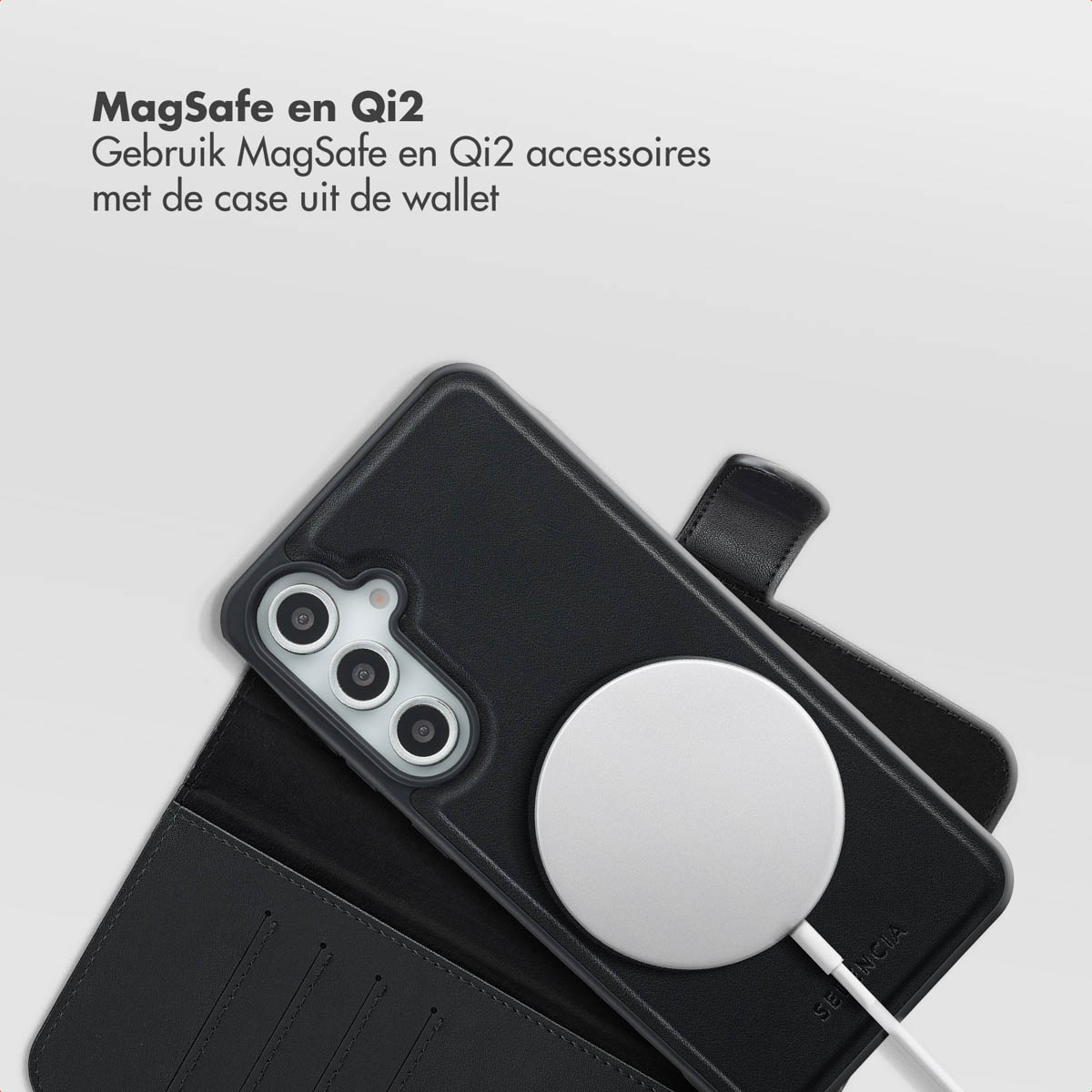 Een zwarte telefoon in een hoesje met een witte MagSafe-oplader. De hoes is open en toont een portemonnee-gedeelte.
