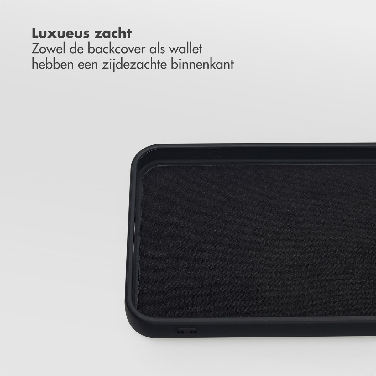 Zwarte binnenkant van de telefoonhoes. De hoes heeft een zacht, gestructureerd oppervlak. Linksboven tekst in het Nederlands.