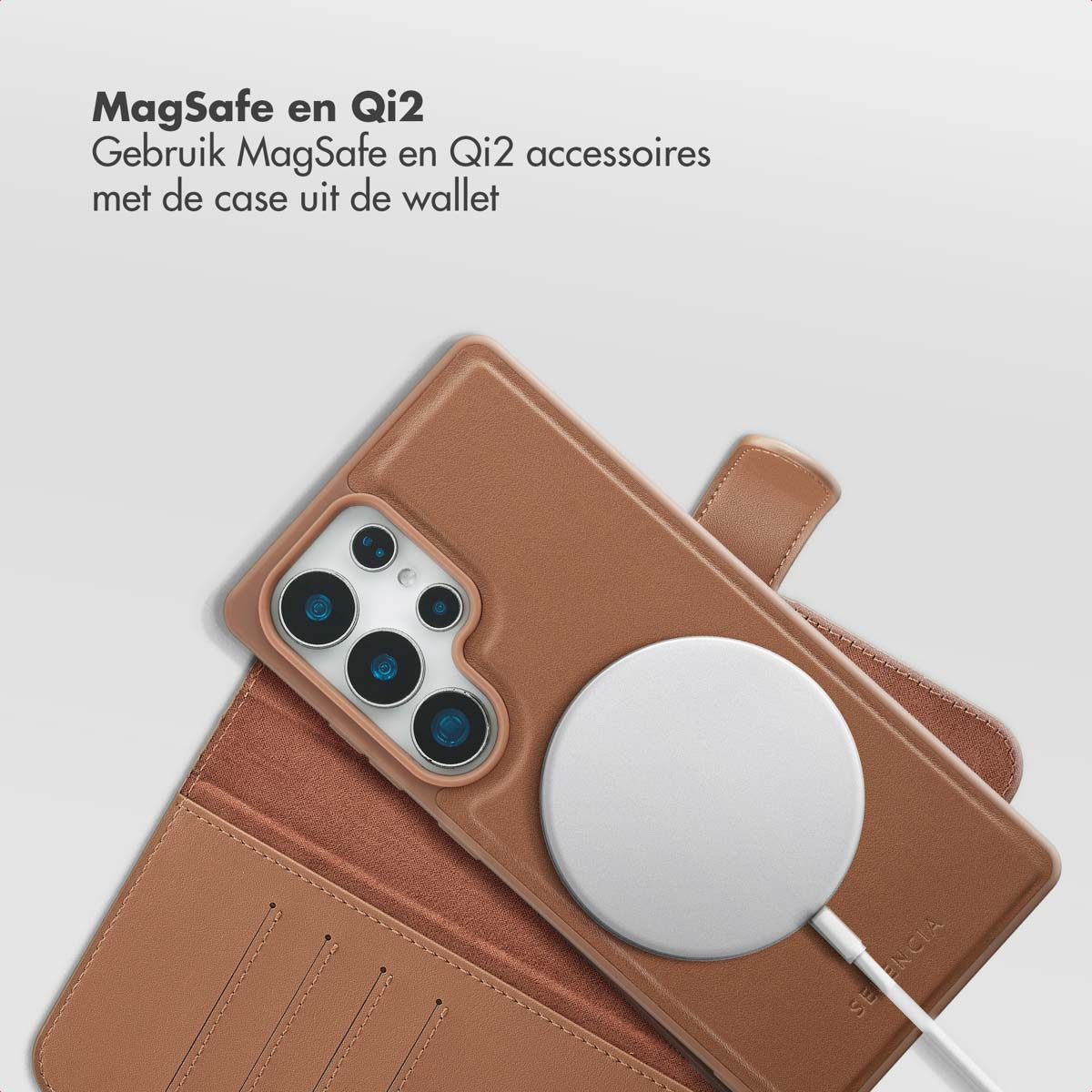 Un étui de téléphone marron avec un téléphone et un chargeur Qi2 blanc. Texte néerlandais en haut. L'étui est ouvert.