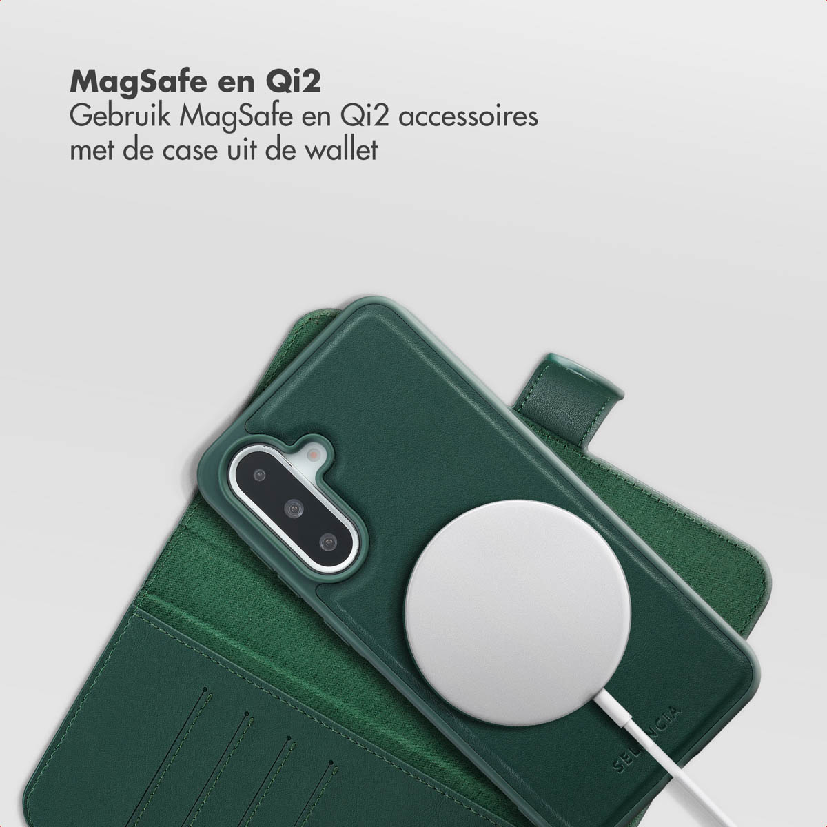 Een groene telefoonhoes met een witte oplaadpad. De hoes is open en toont de telefoon. Tekst bovenaan: MagSafe en Qi2.
