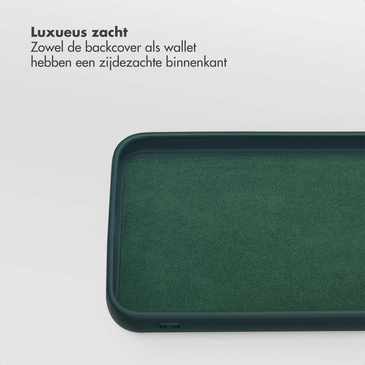 Close-up van een groene telefoonhoes. De binnenkant is zacht en getextureerd. De achtergrond is wit.