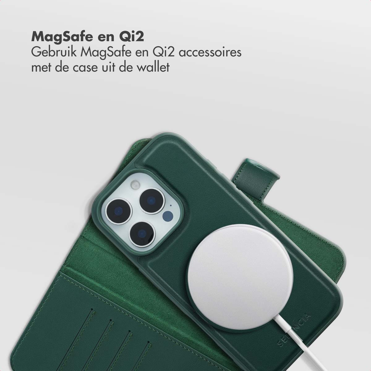 Groene telefoonhoes met een wit oplaadpad op een witte ondergrond. Tekst bovenaan. Een deel van de hoes is open.