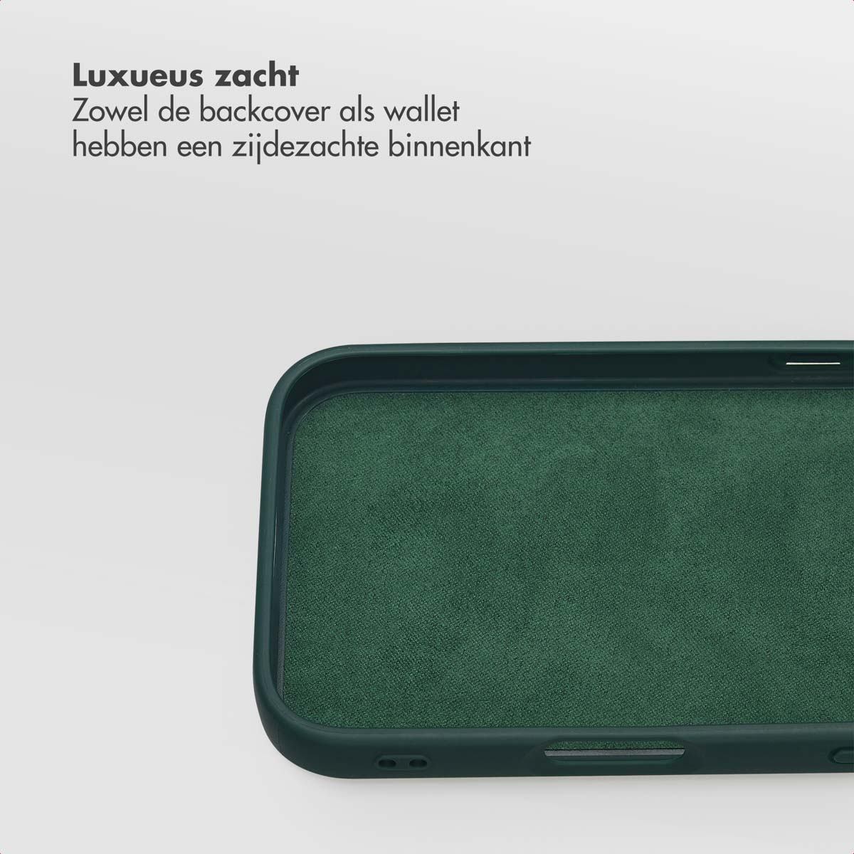 Close-up van een donkergroene telefoonhoes. Het binnenste deel heeft een zachte, fluweelachtige textuur. De achtergrond is effen wit.