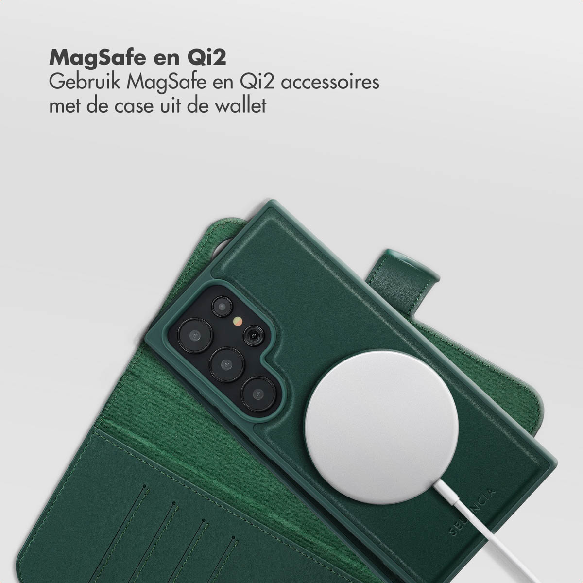 Een groene telefoonhoes met een wit oplaadpad wordt getoond, de tekst bovenaan luidt 'MagSafe en Qi2', een kabel is aangesloten.