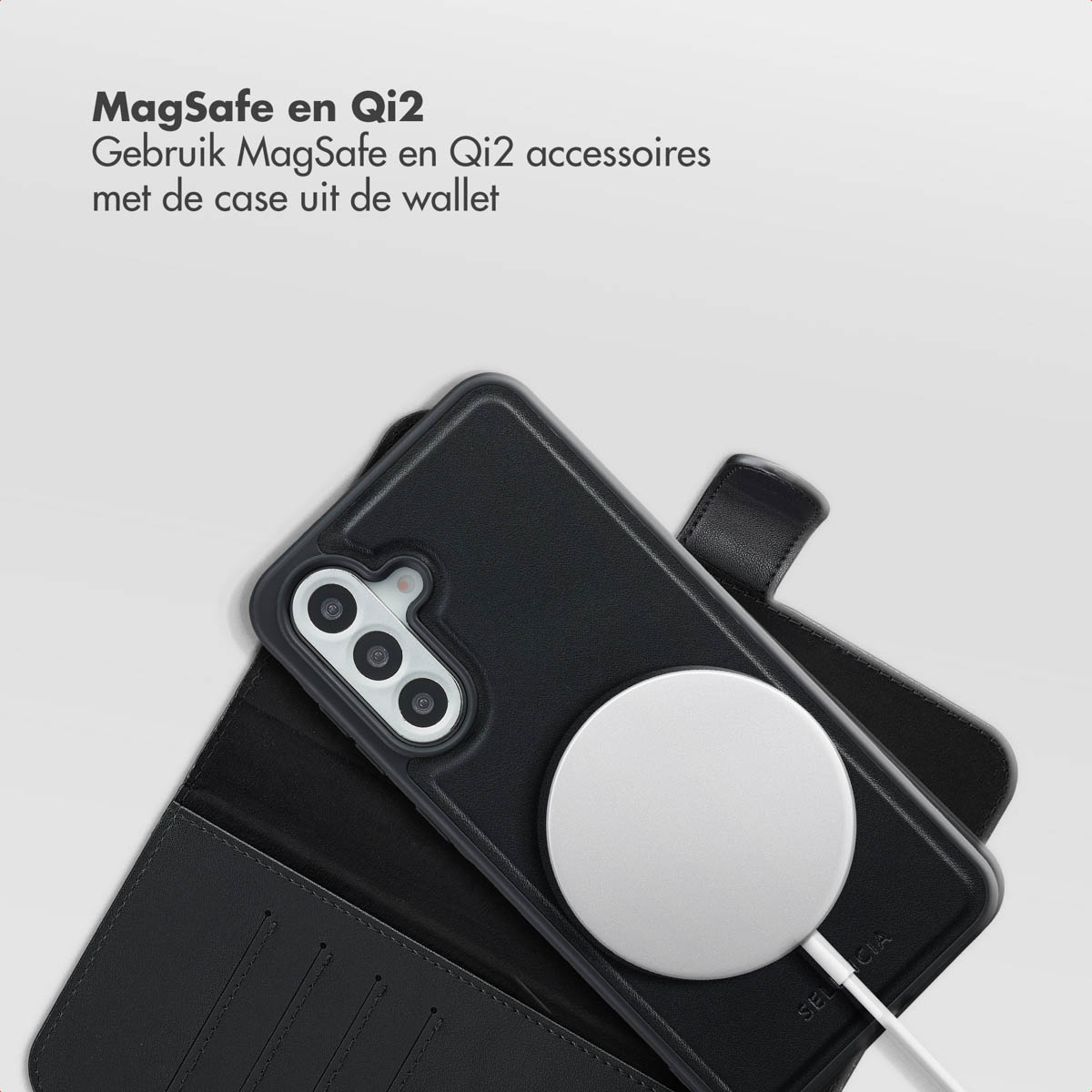 Zwarte telefoonhoes met een witte MagSafe-oplader. Een witte kabel is bevestigd. De hoes is open en toont een portemonnee. Tekst bovenaan.