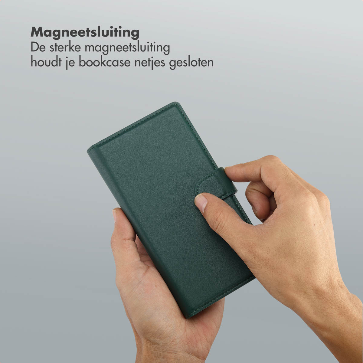 Mains tenant un étui de téléphone en cuir vert. L'étui est fermé par une fermeture magnétique.