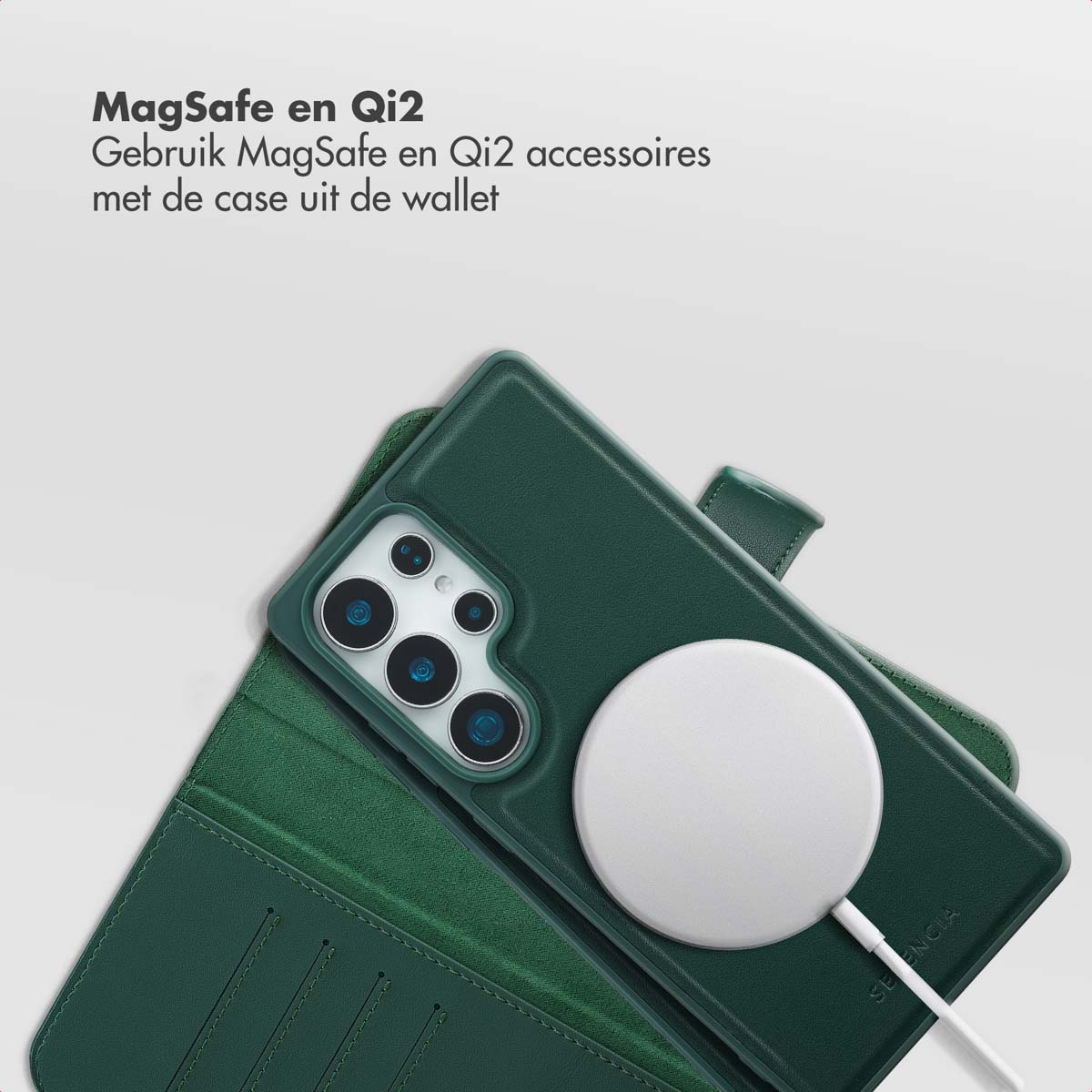 Un étui de téléphone vert avec un chargeur MagSafe blanc attaché. Le texte en haut dit MagSafe en Qi2. Le téléphone a plusieurs objectifs.