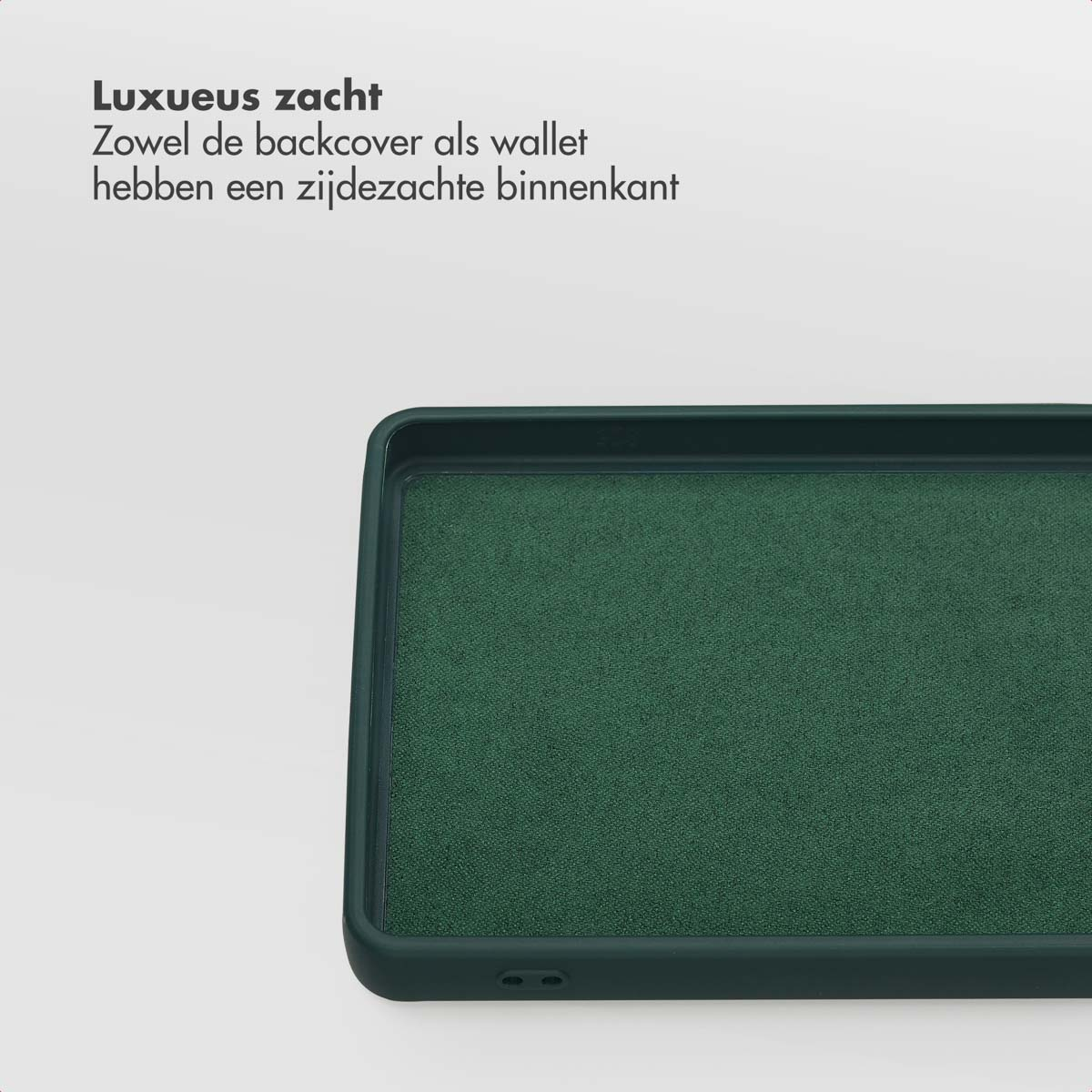 Gros plan sur un étui vert, avec un intérieur texturé. L'étui est rectangulaire et repose sur une surface blanche.