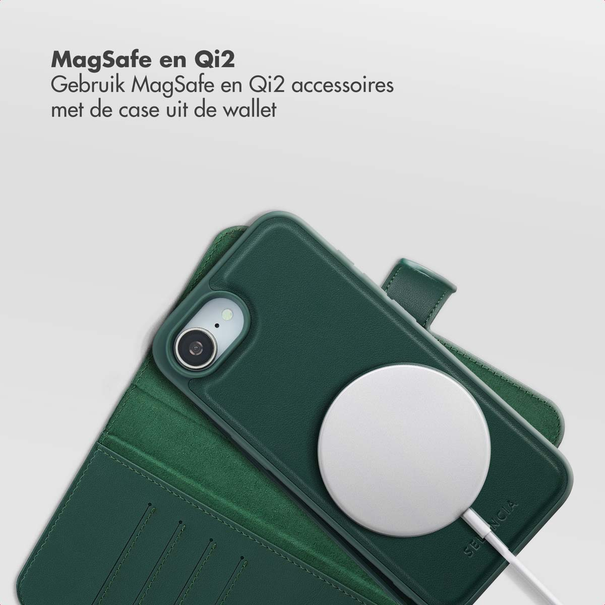 Een groene telefoonhoes met een witte MagSafe-oplader. De hoes is open en toont de telefoon en een portemonnee-gedeelte. Tekst bovenaan.