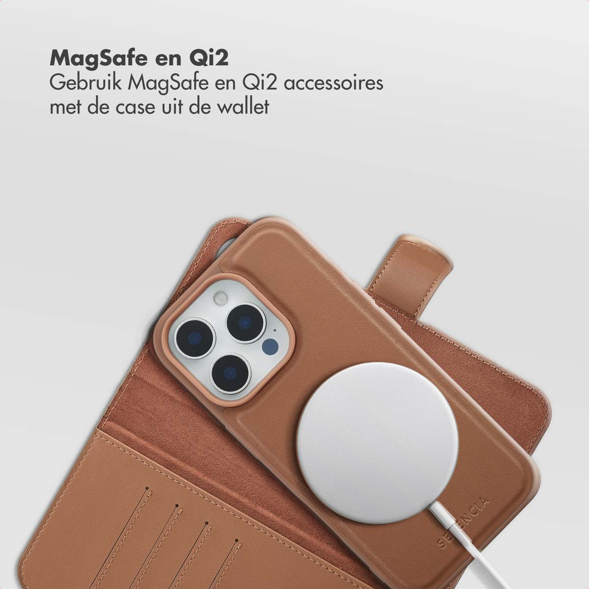 Un étui de téléphone marron avec un disque de chargement blanc. L'étui est ouvert, révélant le téléphone et le chargeur.