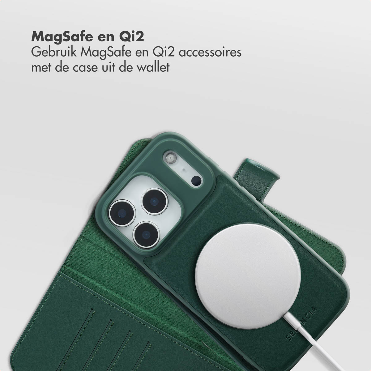Une coque de téléphone verte avec un socle de chargement blanc attaché. La coque est ouverte, révélant le téléphone. Le texte supérieur dit MagSafe.