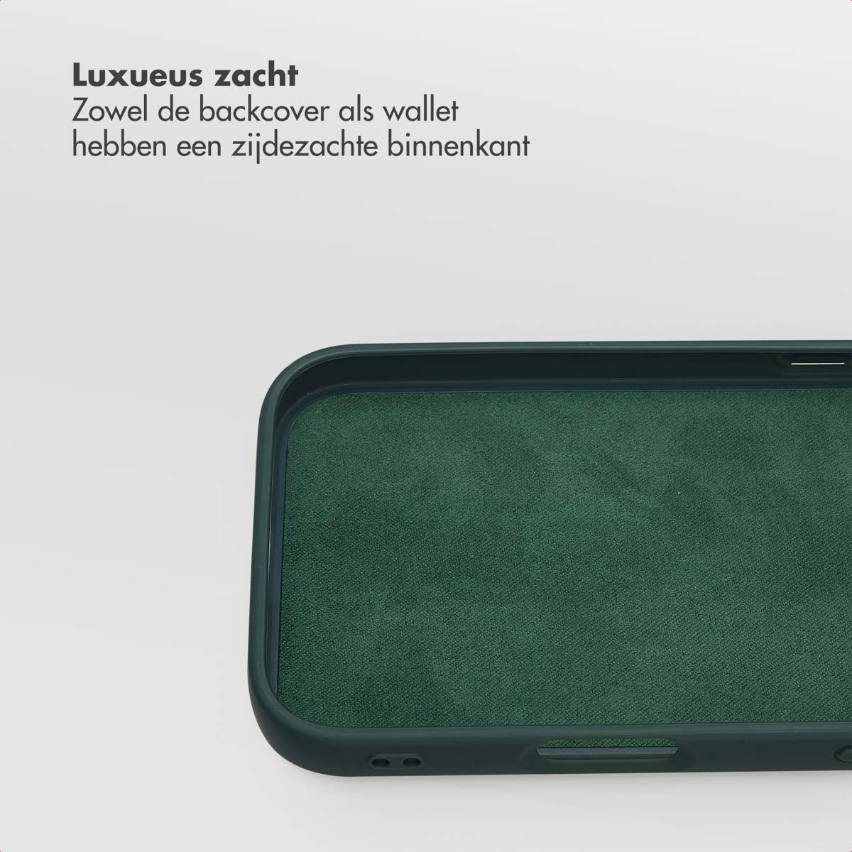 Gros plan d'une coque de téléphone vert foncé avec une surface intérieure texturée. La coque est sur fond blanc. Texte visible en haut.