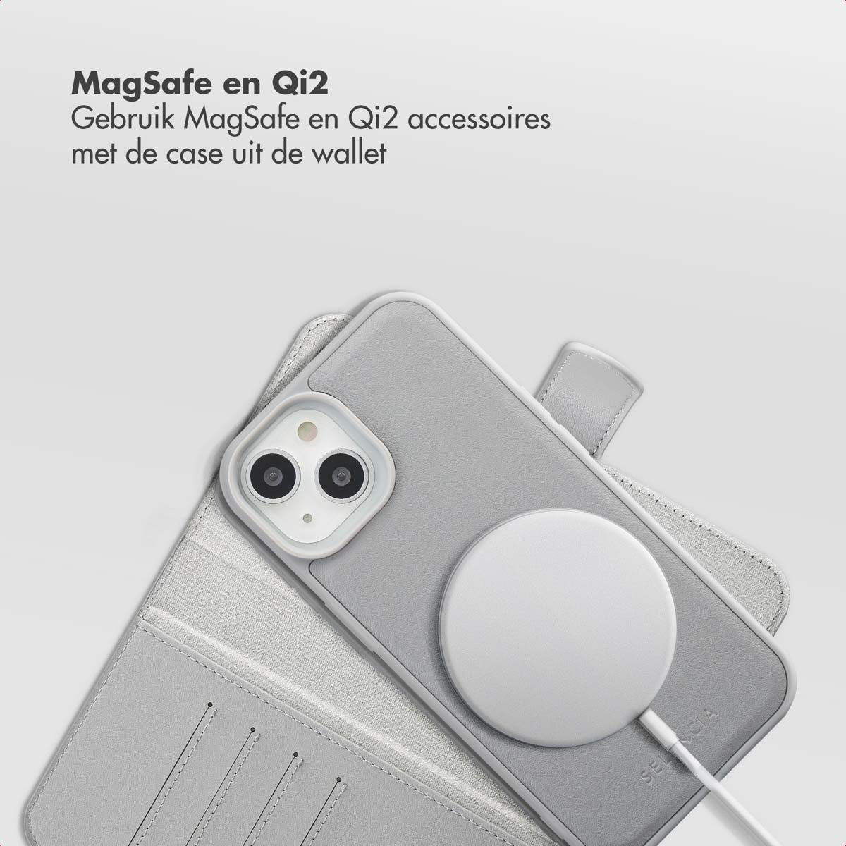 Un étui de téléphone gris avec un chargeur MagSafe blanc est sur un étui portefeuille. Le téléphone a deux objectifs de caméra.