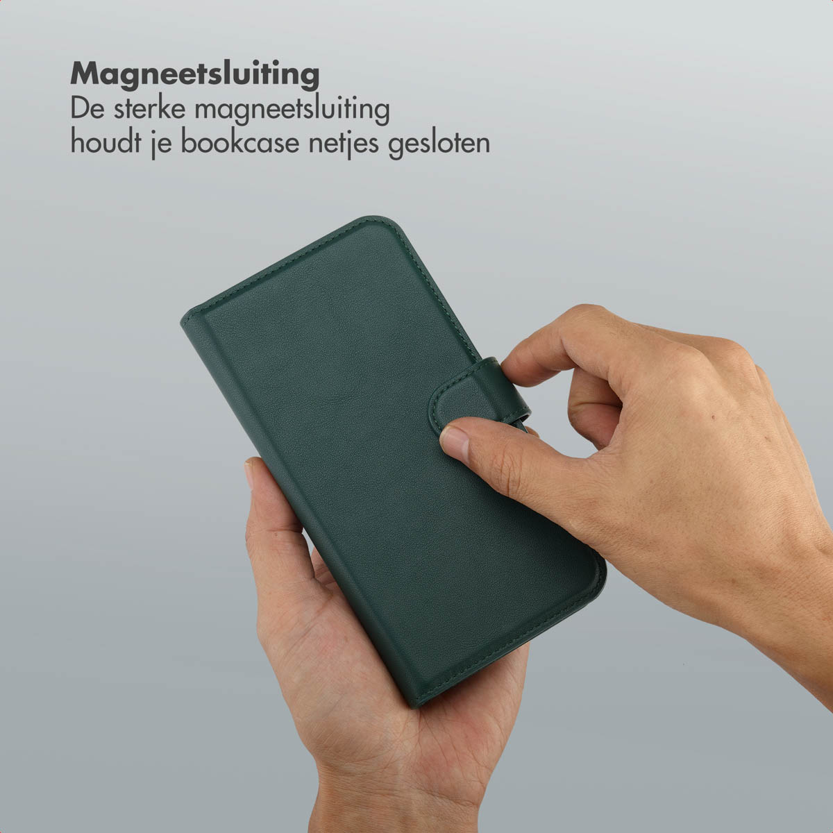 Een hand houdt een groene telefoonhoes vast en sluit de magnetische sluiting. Nederlandse tekst zegt dat dit de hoes gesloten houdt.