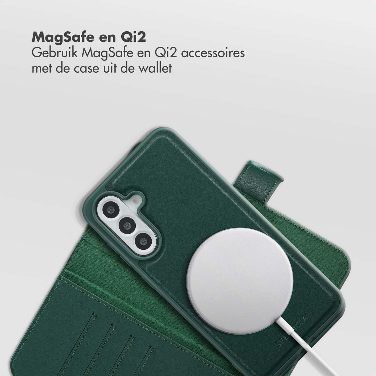 Een groene telefoonhoes met een witte MagSafe-oplader bevestigd. De hoes is open en toont de camera van de telefoon en de portemonnee-functies.