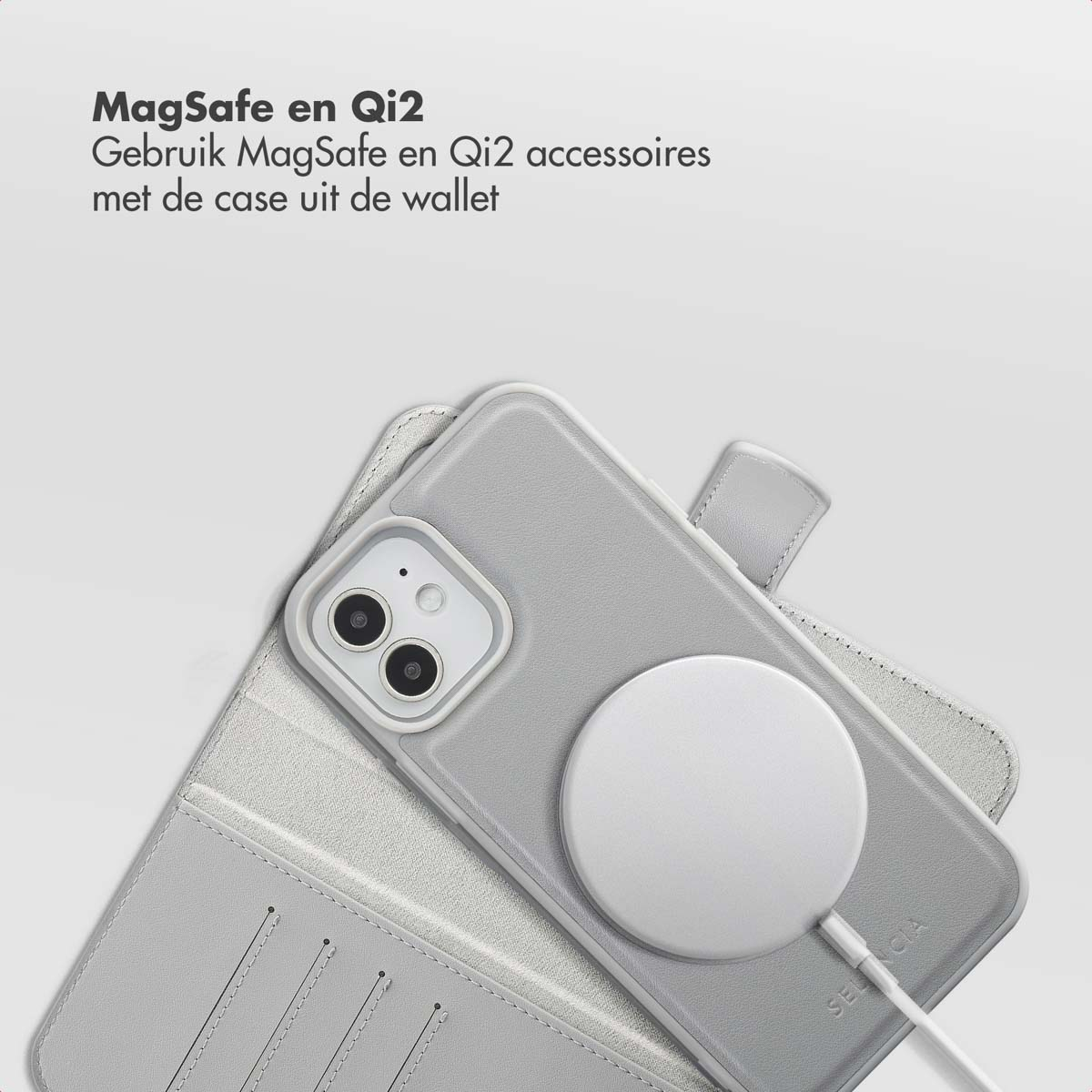 Een grijze telefoonhoes met MagSafe-lader, op een portemonneehoes. Tekst bovenaan: MagSafe en Qi2. Accessoires. Het merk SELINCIA is zichtbaar.