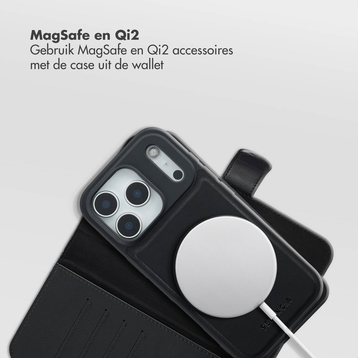 Un étui de téléphone noir avec un chargeur MagSafe blanc attaché. L'étui est ouvert, montrant les lentilles de la caméra du téléphone.
