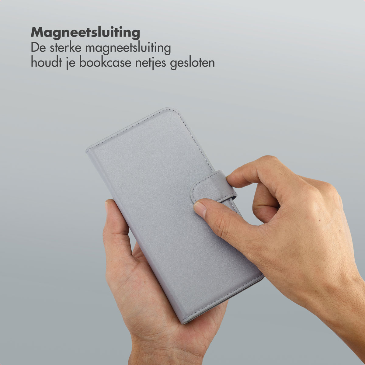 Une main tient un étui de téléphone gris avec une fermeture magnétique. L'étui est ouvert. Le texte ci-dessus indique 'Fermeture magnétique'.