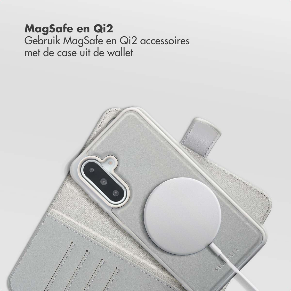 Un étui de téléphone gris avec un chargeur circulaire blanc attaché. L'étui est ouvert, révélant une section portefeuille. Texte en haut.