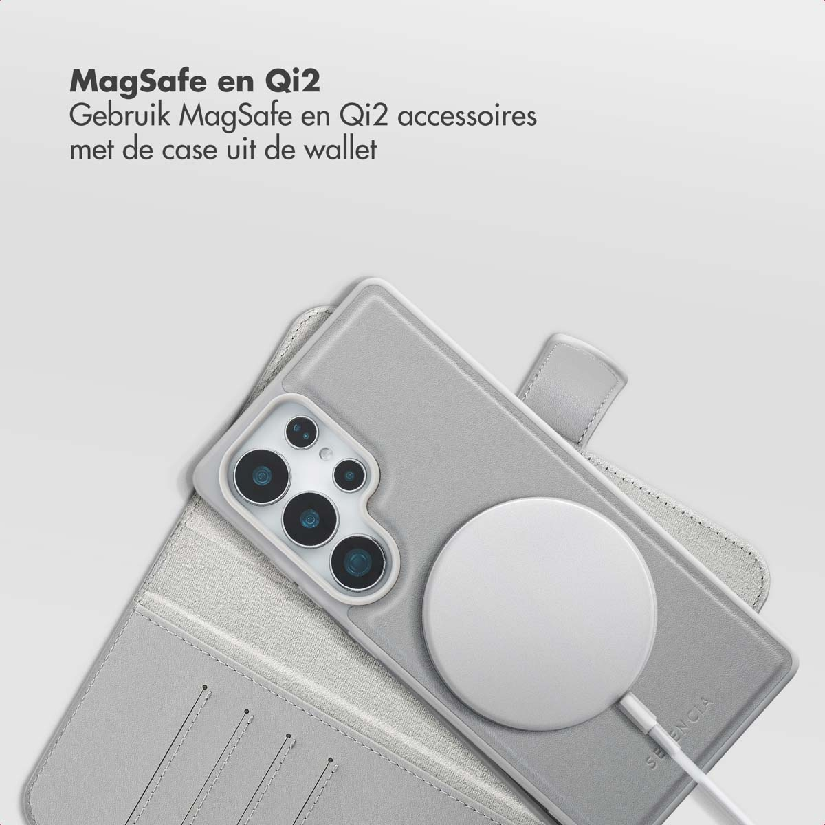 Un téléphone gris avec un chargeur sans fil sur un étui portefeuille. Le texte en haut dit 'MagSafe en Qi2'.