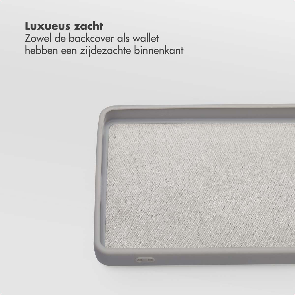 Une coque de téléphone grise avec une doublure intérieure douce. Le texte néerlandais dit « Doux et luxueux ».