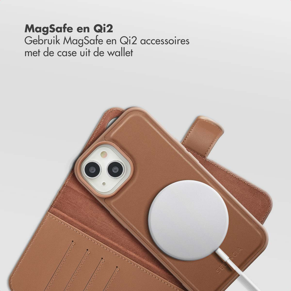 Un étui de téléphone marron avec un chargeur MagSafe blanc. L'étui est ouvert, révélant des fentes pour cartes. Texte : MagSafe en Qi2.