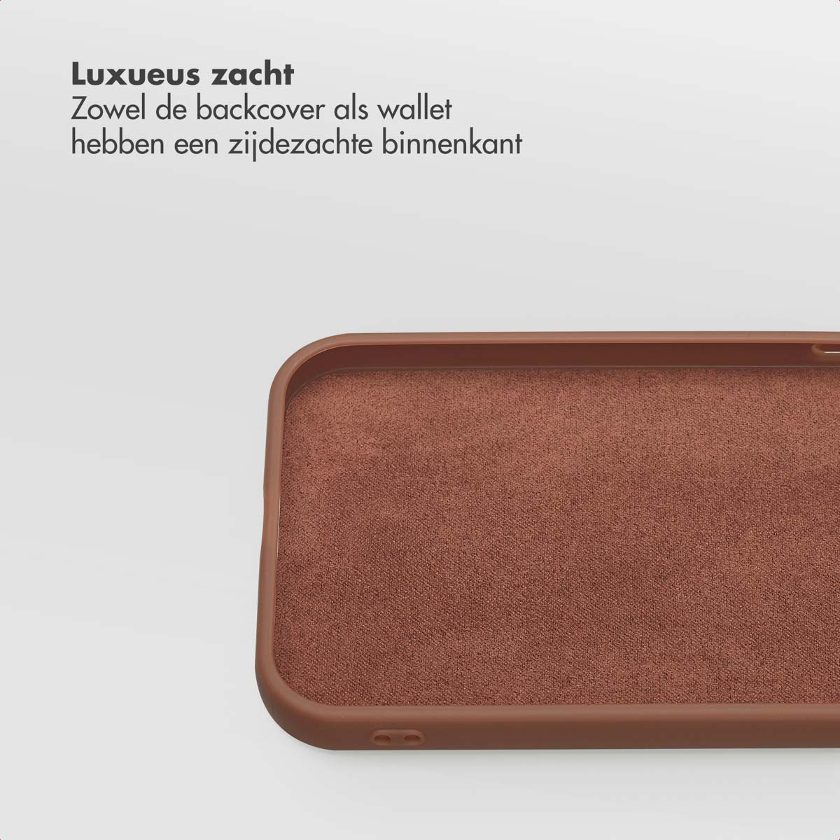 Une coque de téléphone marron avec un intérieur doux. La coque est sur une surface blanche. Texte en néerlandais: Doux et luxueux.