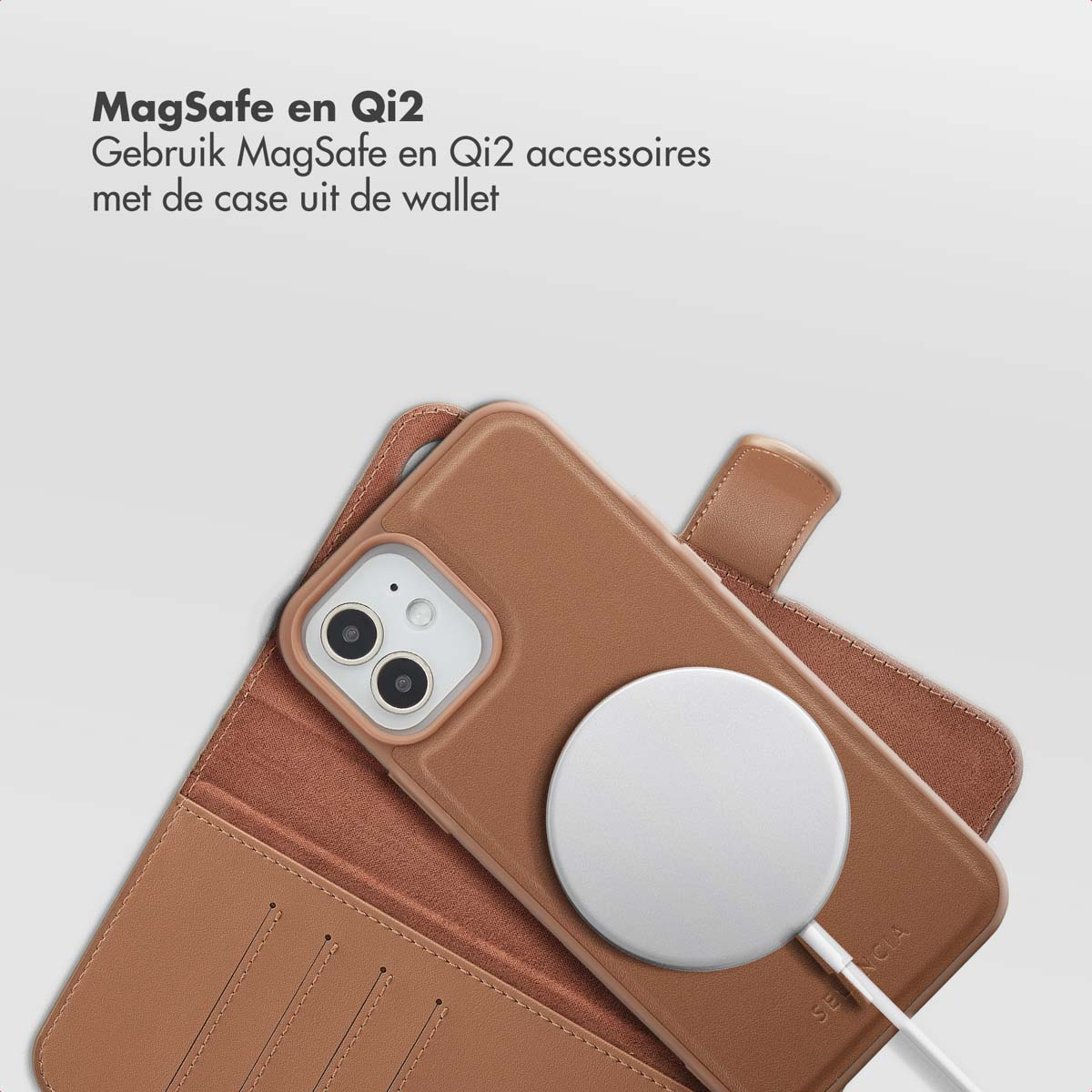 Een bruine telefoonhoes met een witte MagSafe-oplader wordt getoond. De hoes is open en toont kaartsleuven. Tekst bovenaan.
