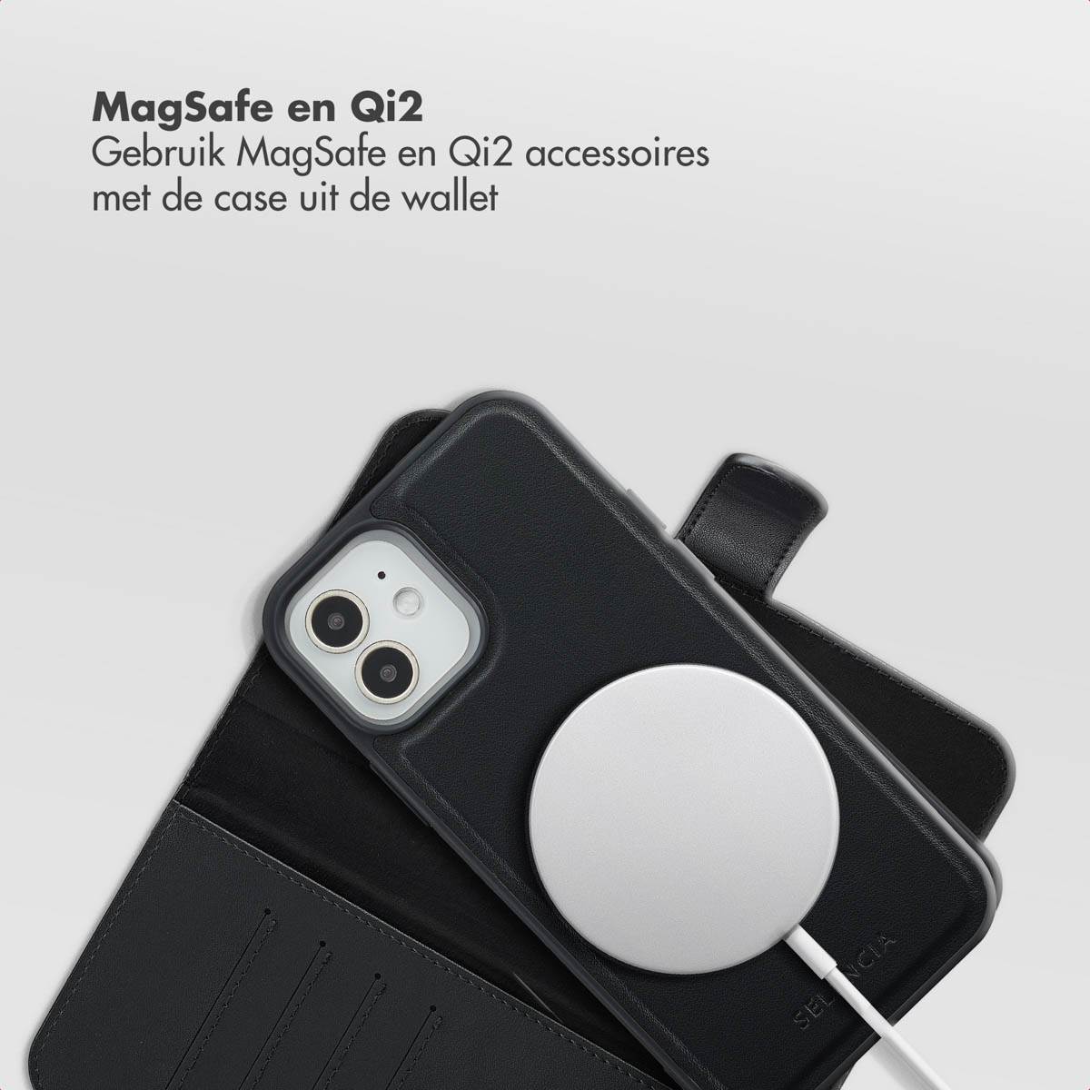 Coque de téléphone noire avec chargeur MagSafe blanc. Le téléphone est sur un étui portefeuille, le texte en haut dit : MagSafe en Qi2.