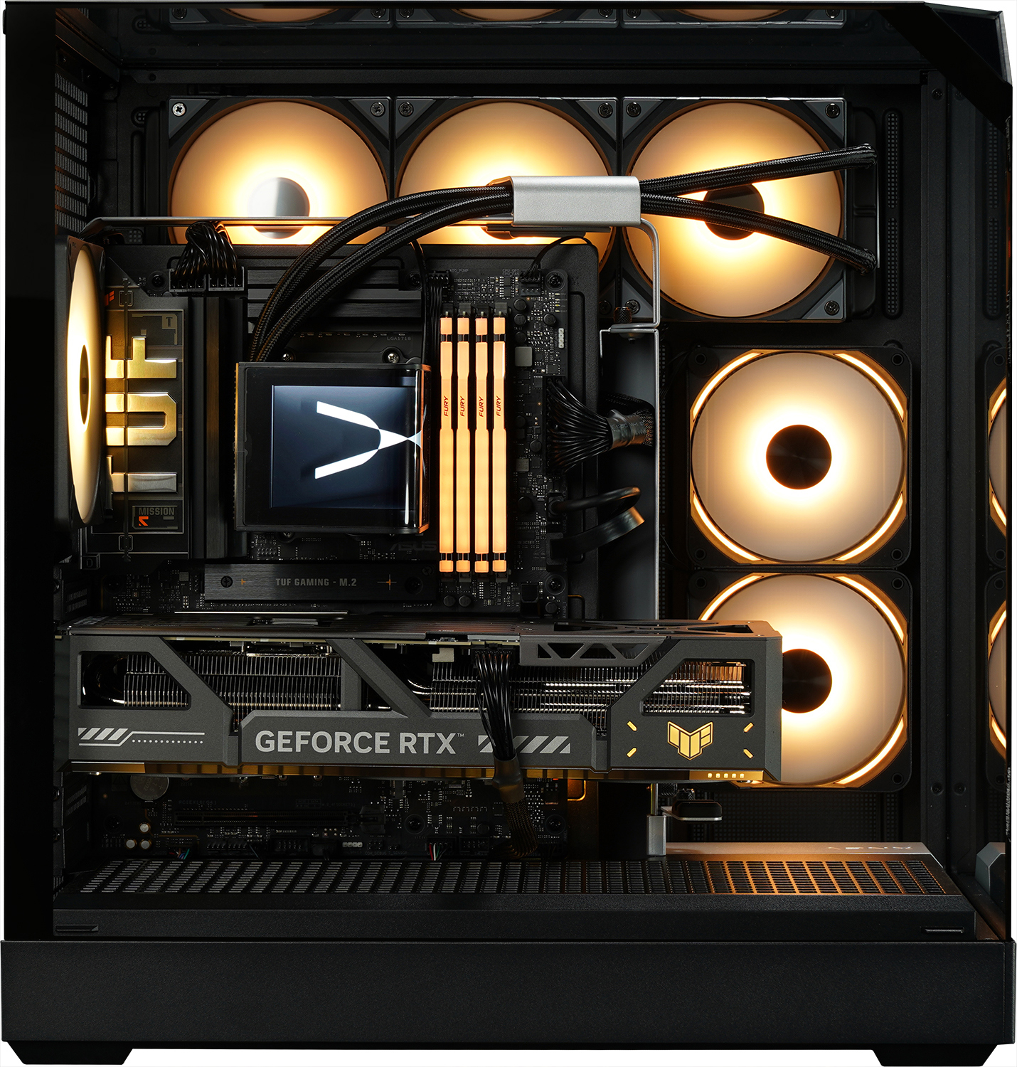 In einem schwarzen Computergehäuse, das von orangefarbenem Licht beleuchtet wird, sind eine Grafikkarte und ein Flüssigkeitskühler zu sehen. Das Gehäuse ist offen.