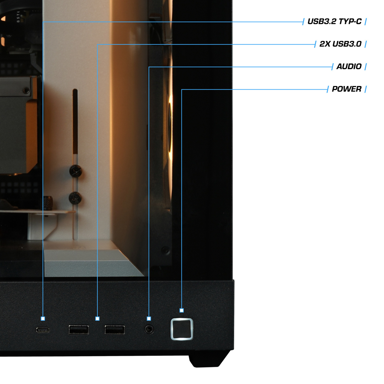 Nahaufnahme der Vorderseite eines Computergehäuses. Enthält USB-Anschlüsse, Audioanschluss und Ein-/Aus-Taste. Kennzeichnungen zeigen USB 3.2, USB 3.0, Audio und Power.