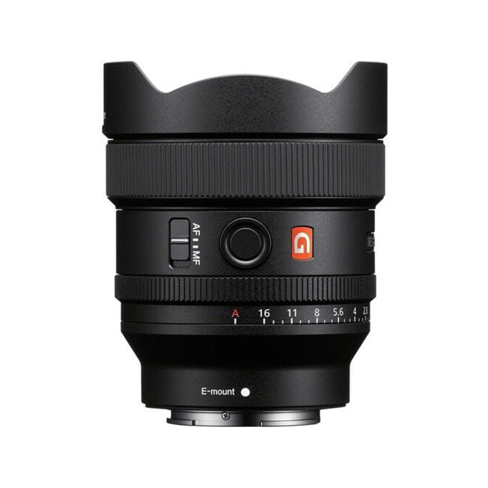 Siyah Sony kamera lensi. Odak halkası, diyafram ölçeği ve 'G' logosu vardır. Lens beyaz bir arka plan üzerinde.