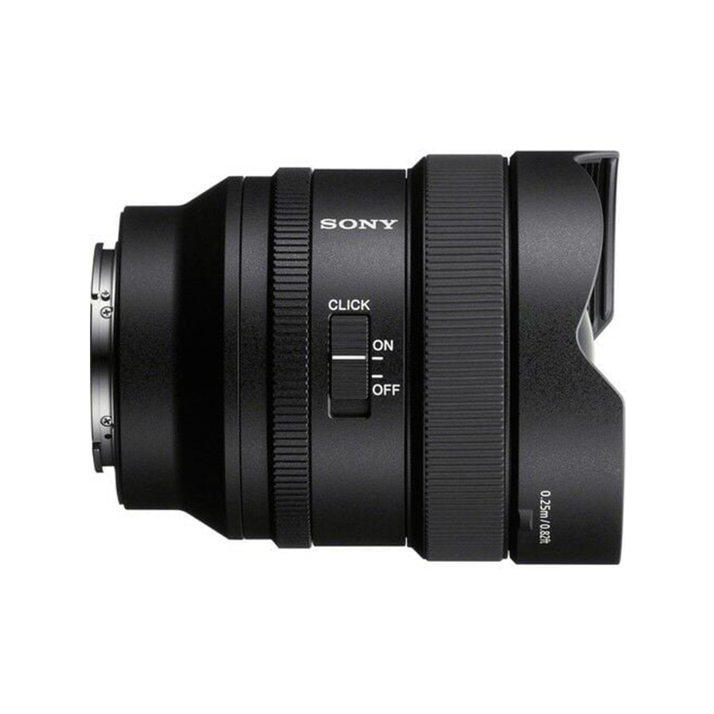 Siyah Sony kamera lensi. Açık/kapalı konumlu bir 'tıkla' anahtarı vardır. Bir lens başlığı ve mesafe işaretleri içerir.