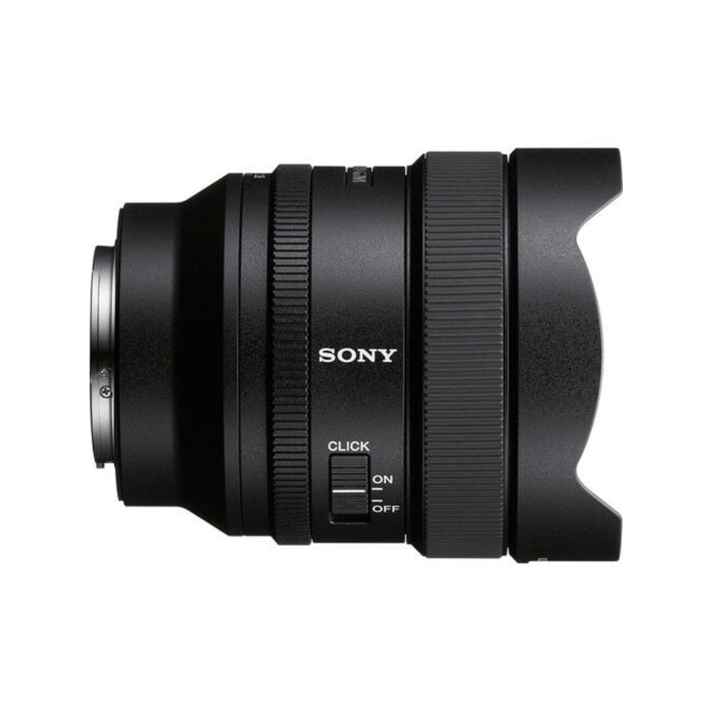Siyah bir Sony kamera lensi. Odak halkası, 'CLICK' yazan bir anahtar ve bir lens siperliği var. Lens beyaz bir arka plan üzerinde.