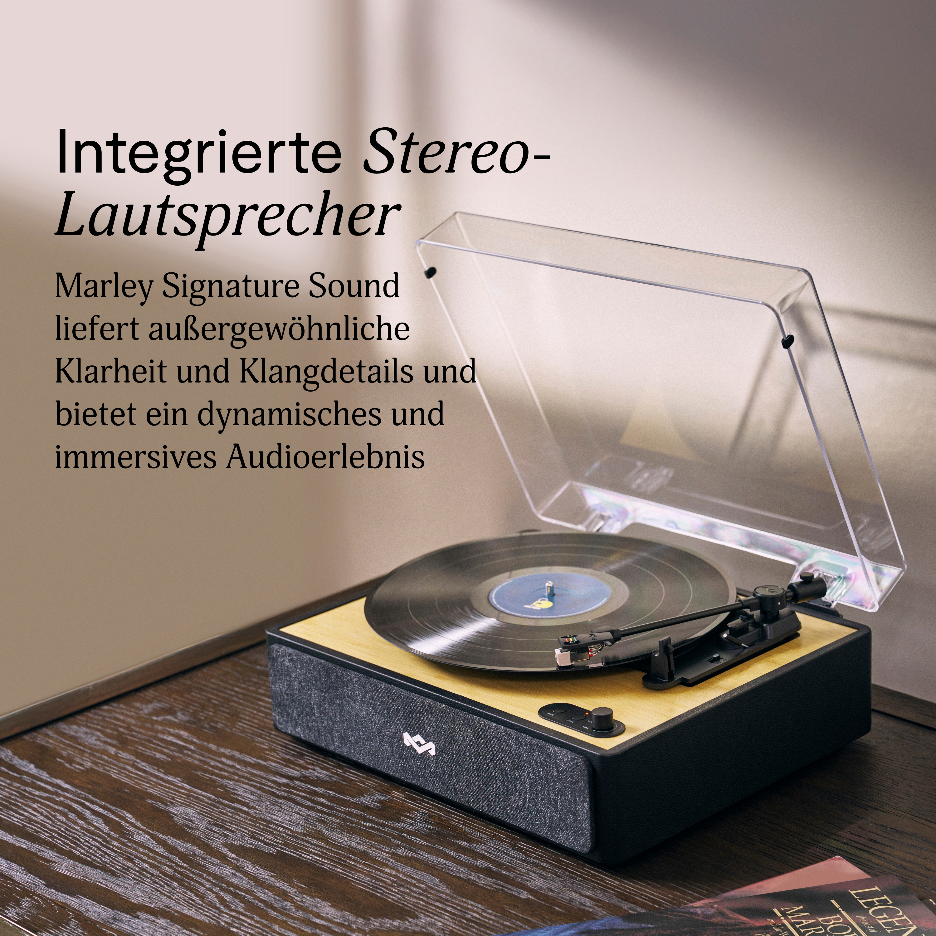 Une platine avec un disque en cours de lecture. Le texte dit 'Integrierte Stereo-Lautsprecher' et 'Marley Signature Sound'.