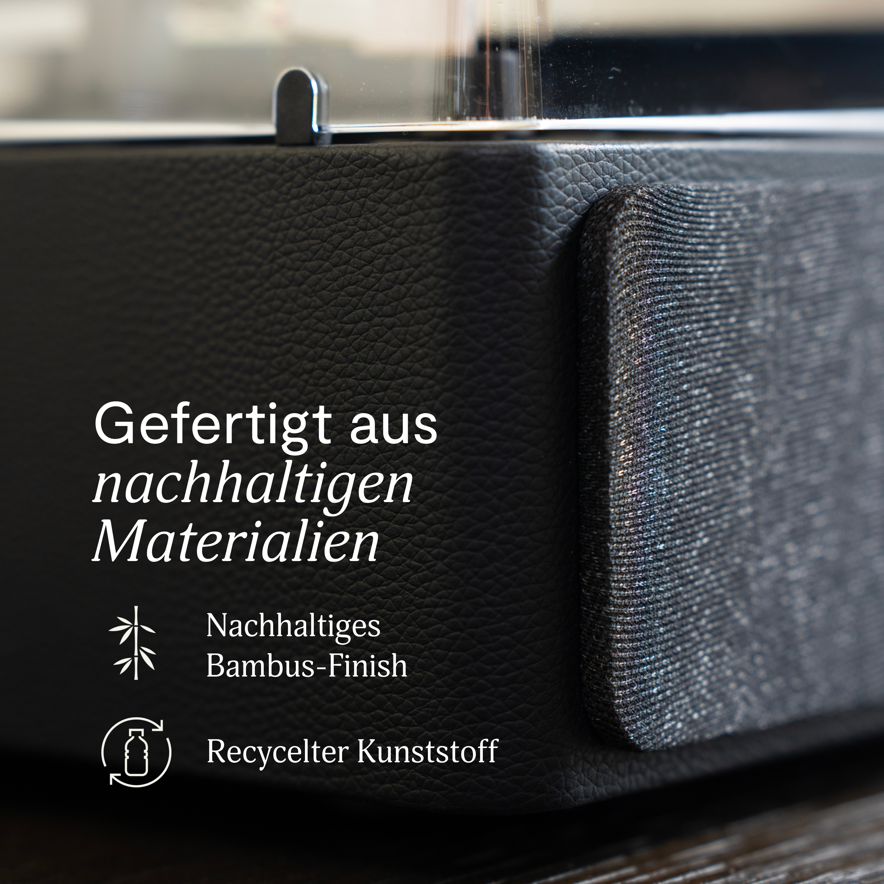 Gros plan d'un appareil noir. Le texte indique 'Fabriqué à partir de matériaux durables', avec des icônes de bambou et de plastique recyclé.