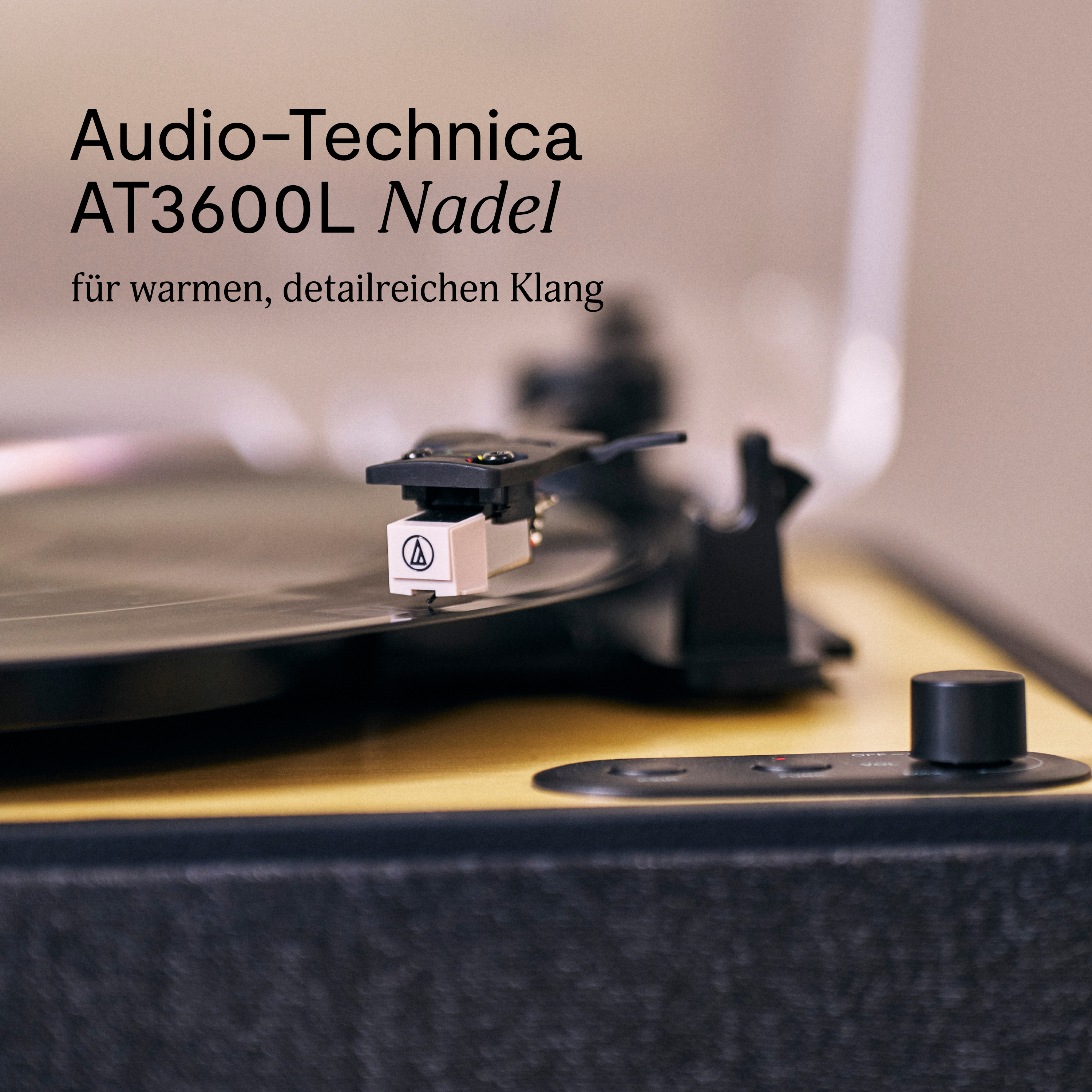 Une aiguille de platine est placée sur un disque. Le texte dit Audio-Technica AT3600L Nadel pour un son chaleureux et détaillé.
