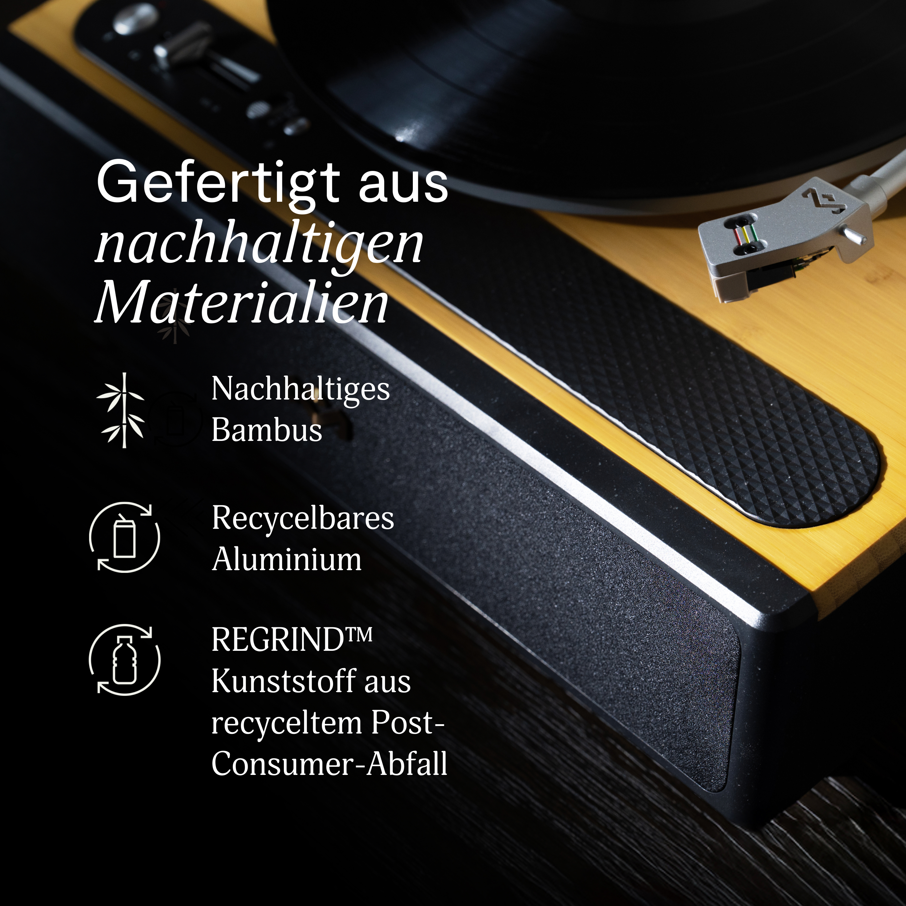Nahaufnahme eines Plattenspielers. Text: 'Hergestellt aus nachhaltigen Materialien' mit Icons für Bambus, recyceltes Aluminium und Kunststoff.