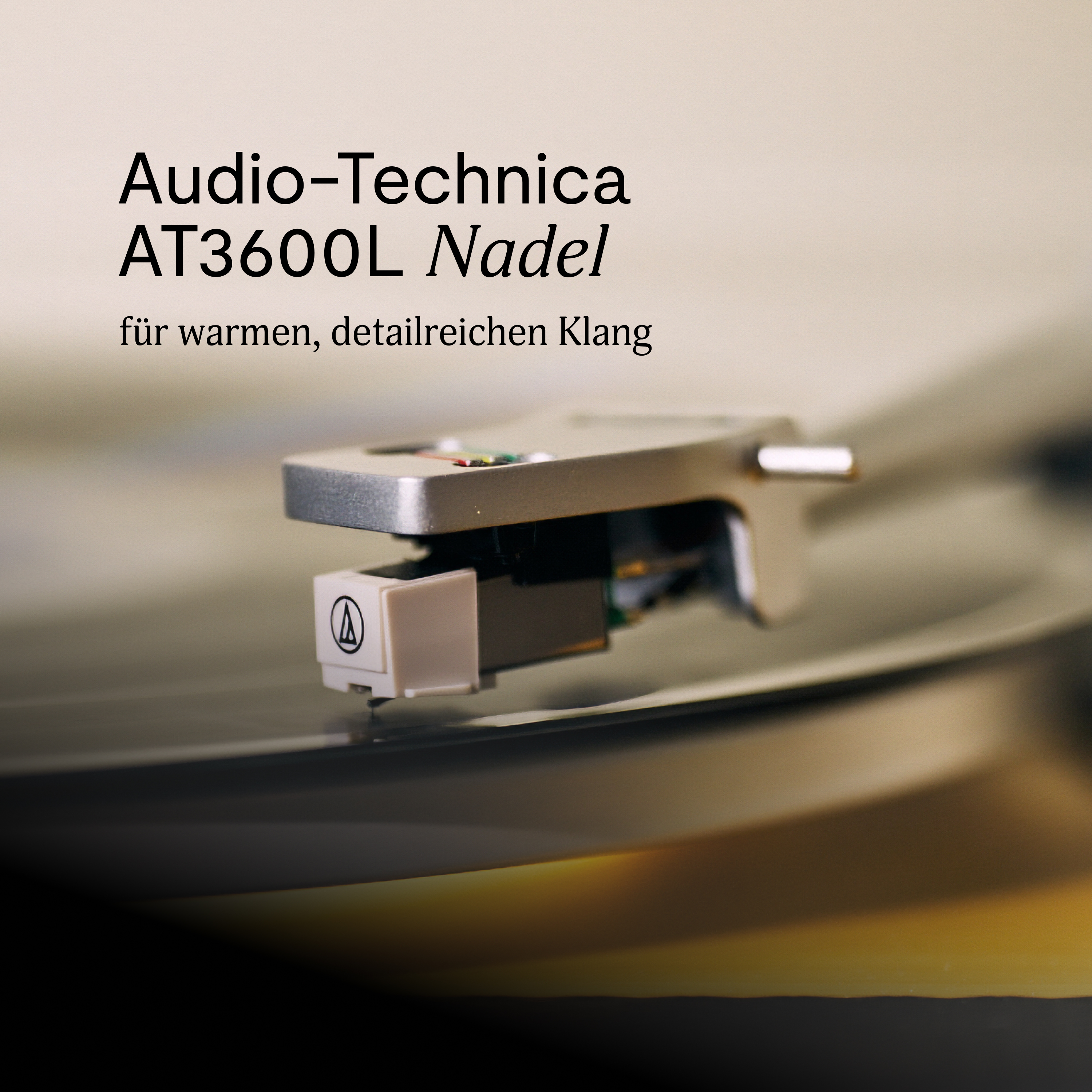 Nahaufnahme einer Plattenspielernadel mit Audio-Technica-Logo. Weichzeichner-Hintergrund.