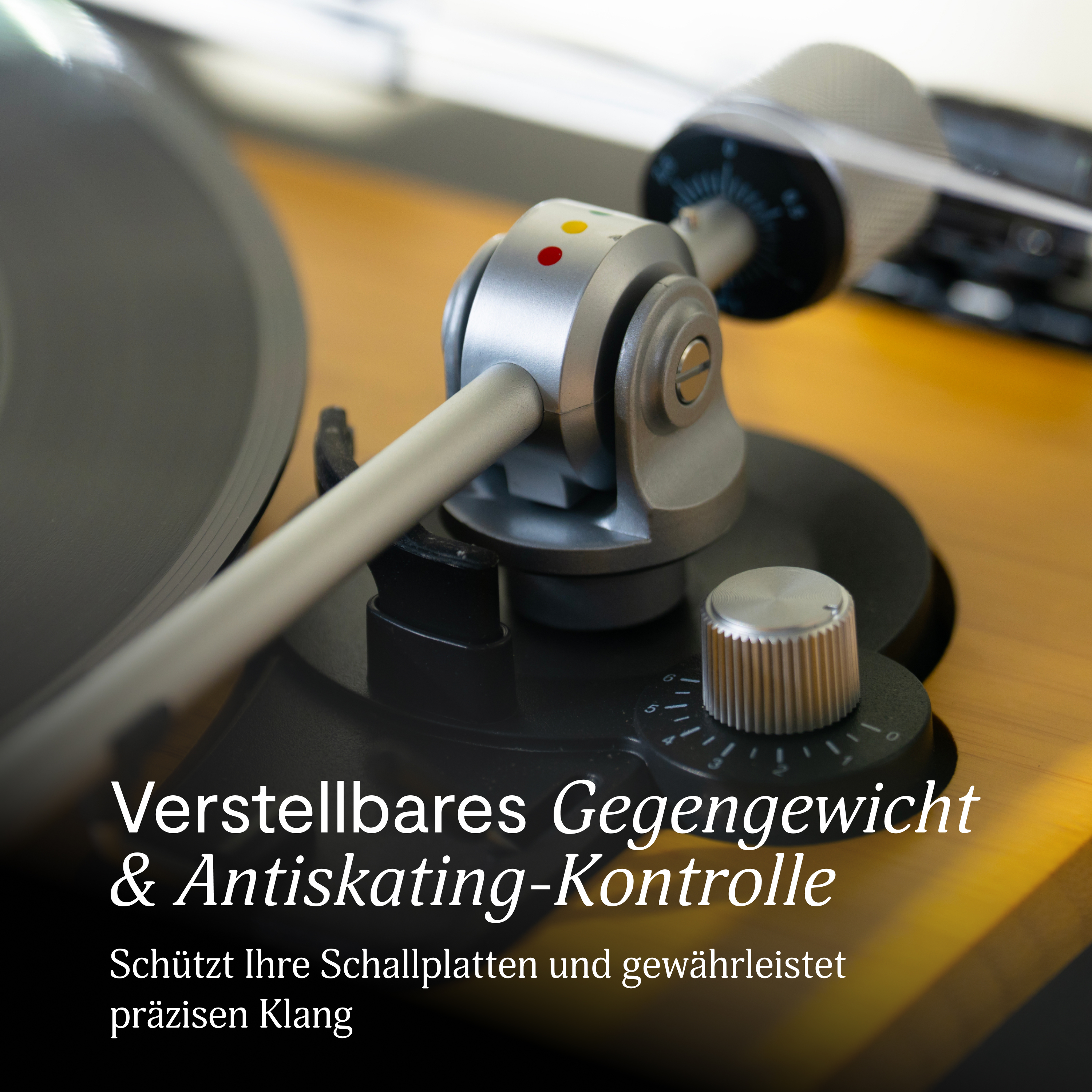 Nahaufnahme eines Plattenspielerarms mit einem Zifferblatt und roten, gelben und grünen Indikatoren. Text: 'Einstellbares Gegengewicht'.