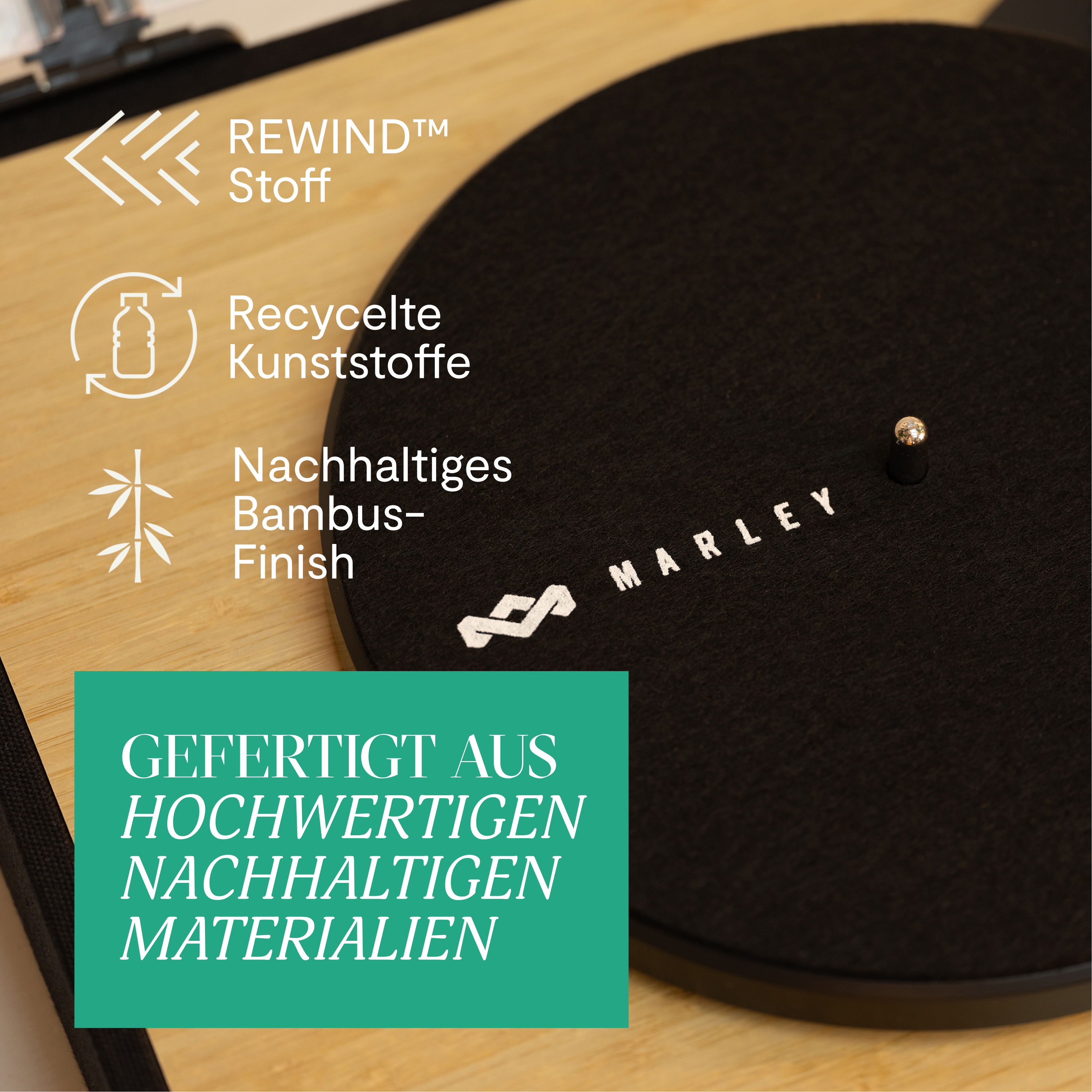 Schwarzer Plattenspieler mit weißem Text und grünem Textfeld, Bambus-Finish. Verwendet recycelte Materialien.