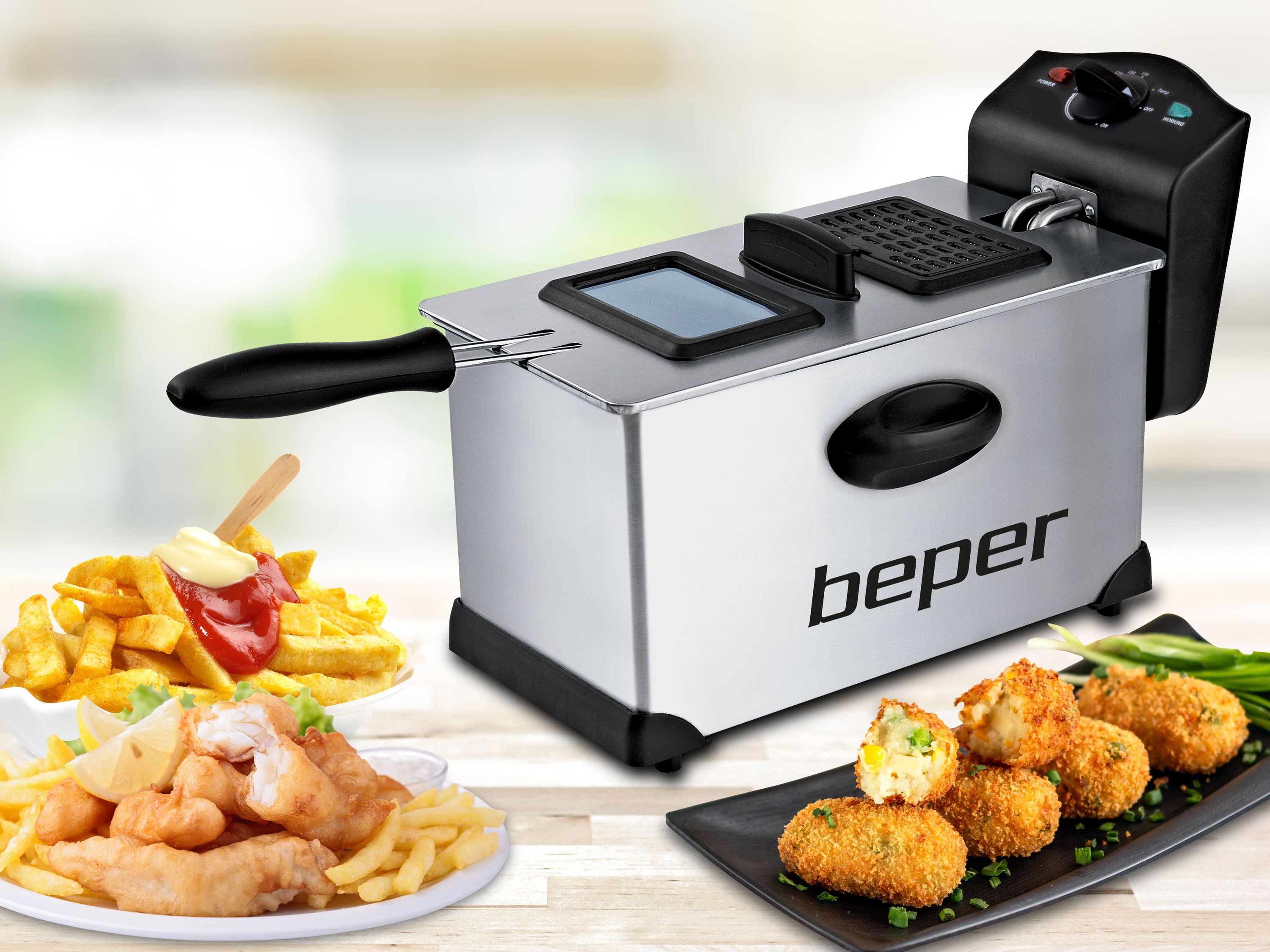 Una friggitrice con fish and chips, crocchette e una ciotola di patatine fritte con condimenti. La friggitrice è argentata.