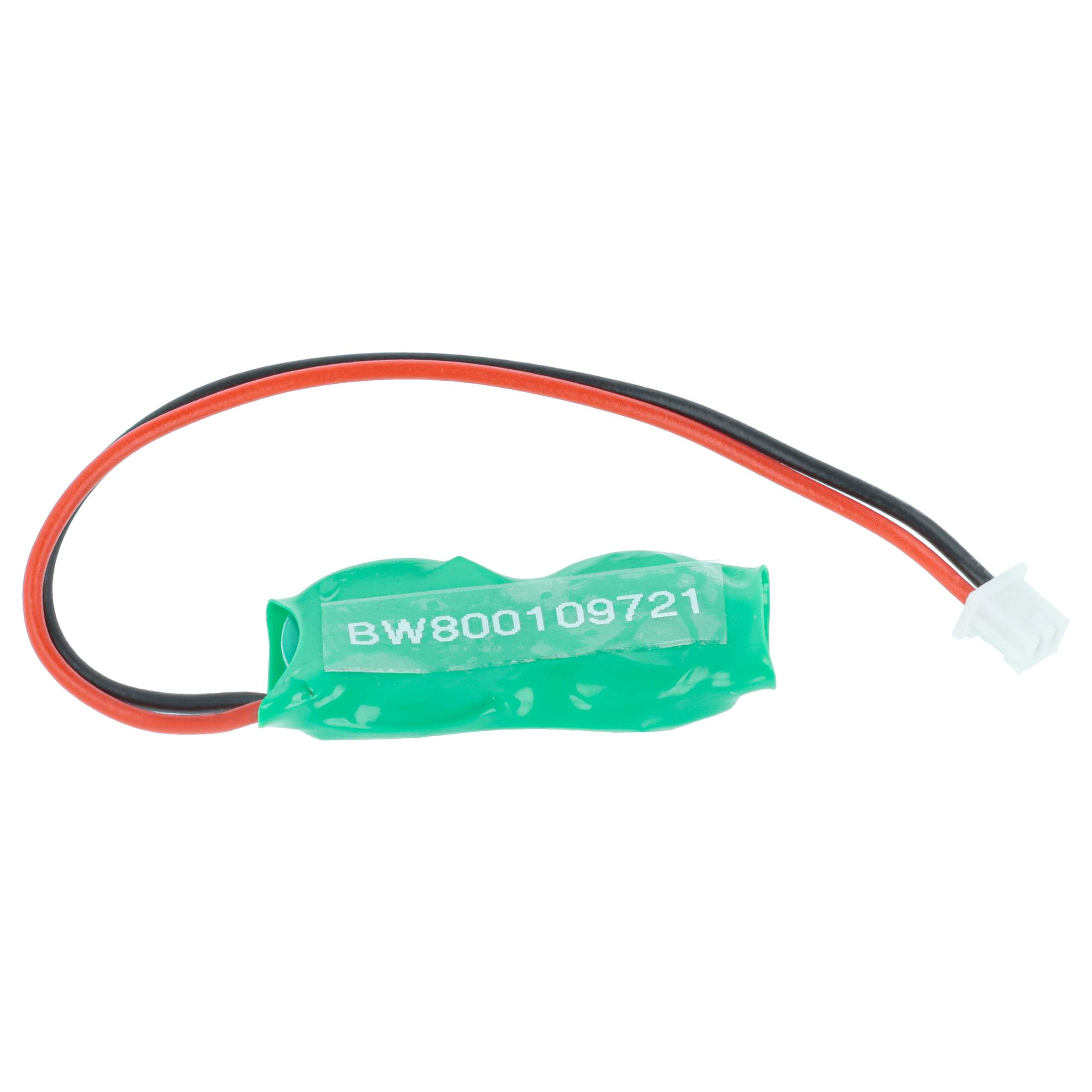 Eine grüne Batterie mit Etikett, roten und schwarzen Drähten und einem weißen Stecker vor weißem Hintergrund.