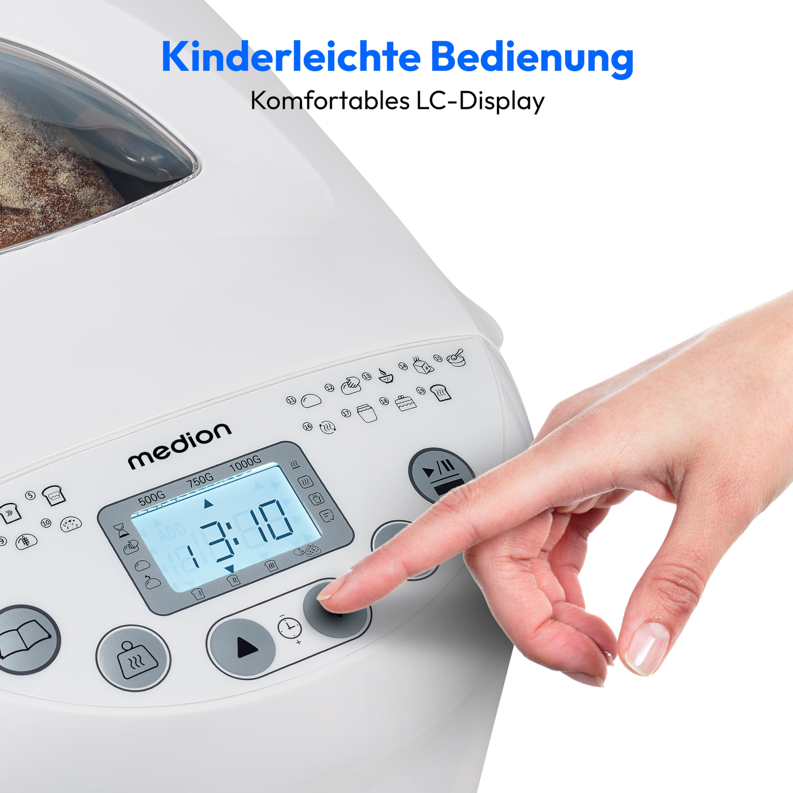 Eine Hand drückt eine Taste an einem Brotbackautomaten. Anzeige zeigt die Zeit. Texte: Kinderleichte Bedienung, Komfortables LC-Display.