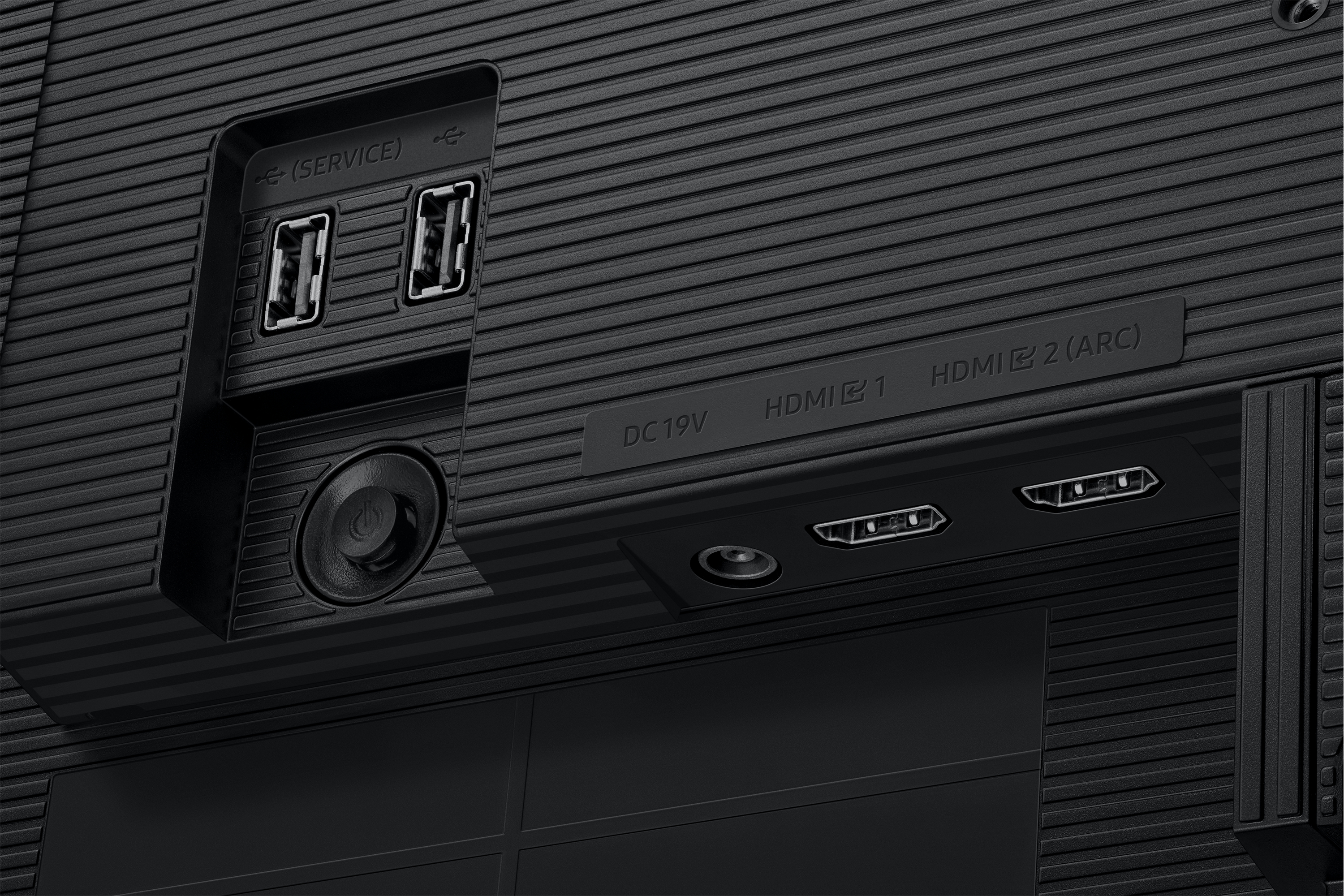 Zbliżenie czarnego tylnego panelu monitora z portami: USB, HDMI i DC19V. Panel ma teksturowane linie.