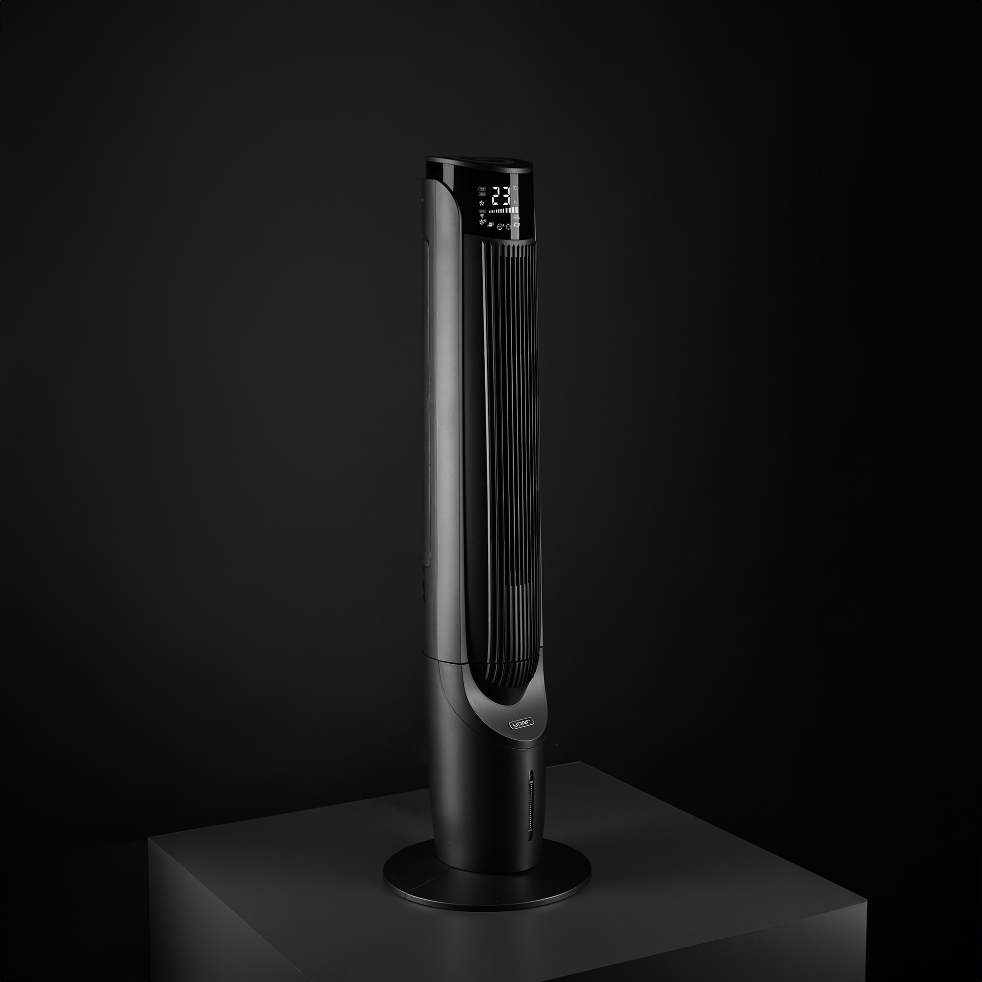 Czarny wentylator wieżowy na czarnej kostce, na czarnym tle. Wentylator ma cyfrowy wyświetlacz z numerem 23.