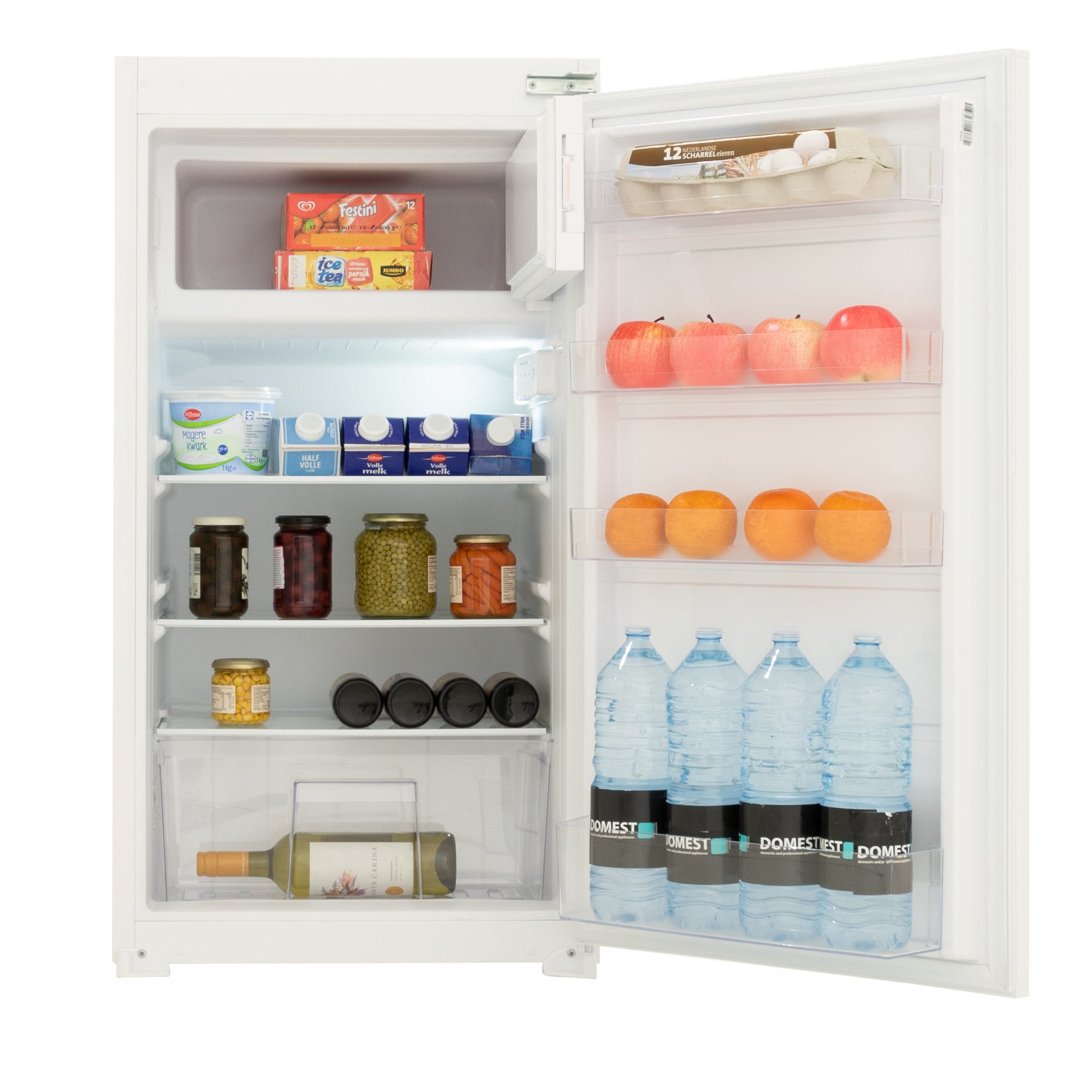 Un réfrigérateur ouvert montre des aliments : crème glacée, œufs, pommes, oranges, bouteilles d'eau, bocaux et une bouteille de vin.
