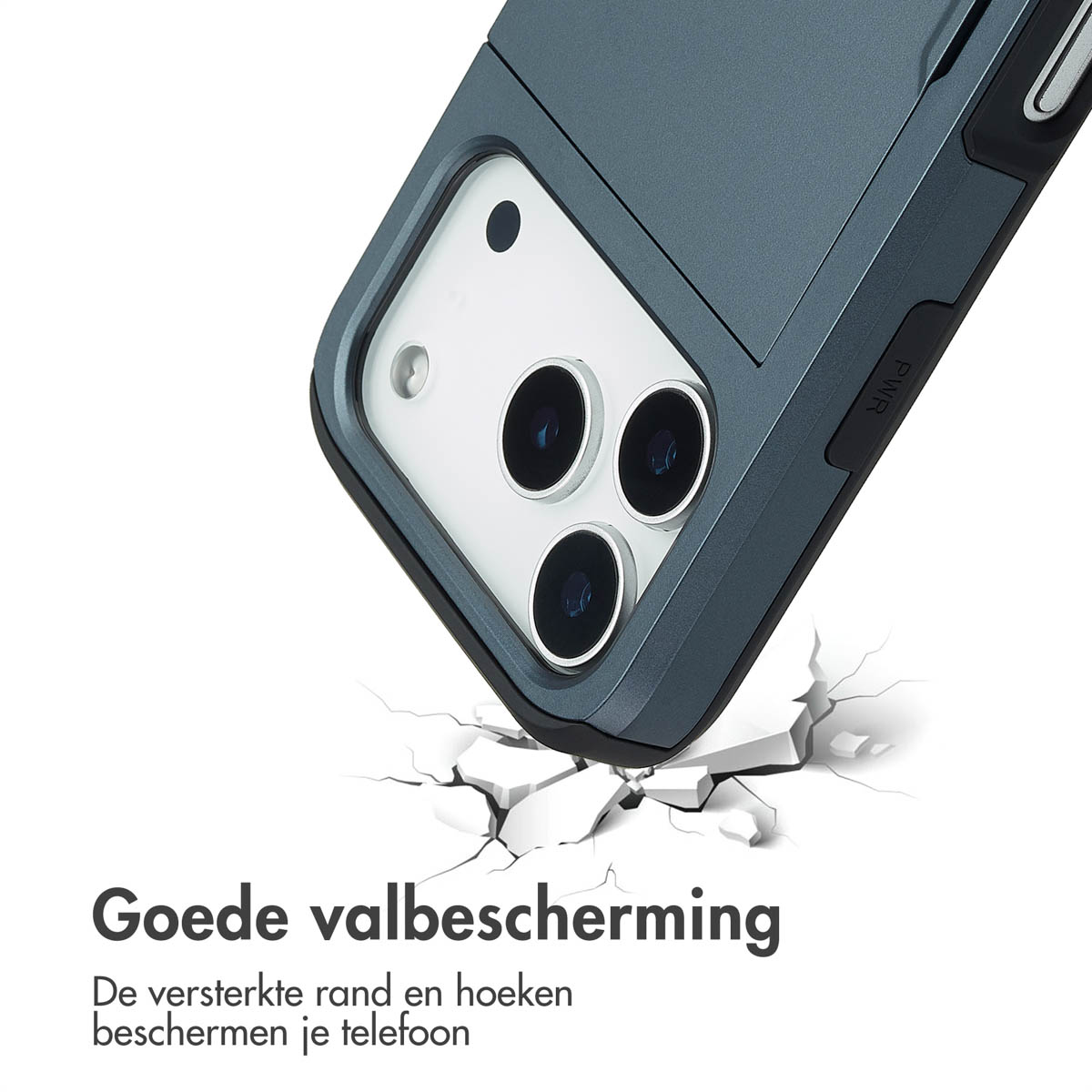 Telefoonhoesje met drie cameralenzen. De hoes is donkergrijs met een zwarte rand. De telefoon barst een wit oppervlak.