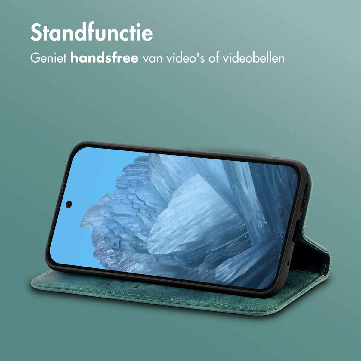 Een telefoon in een groene hoes. De telefoon toont een blauwe afbeelding. Bovenstaande tekst is 'Standfunctie'. De hoes is open, de achtergrond is groen.