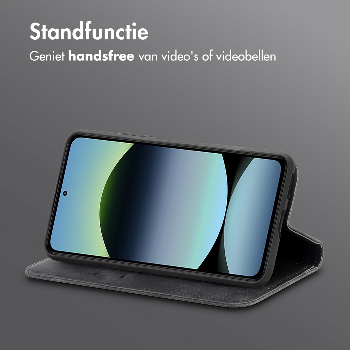 Een smartphone in een hoesje wordt weergegeven. Het scherm toont een lichtgroene en blauwe gradiënt. De hoes is open om de telefoon te ondersteunen.